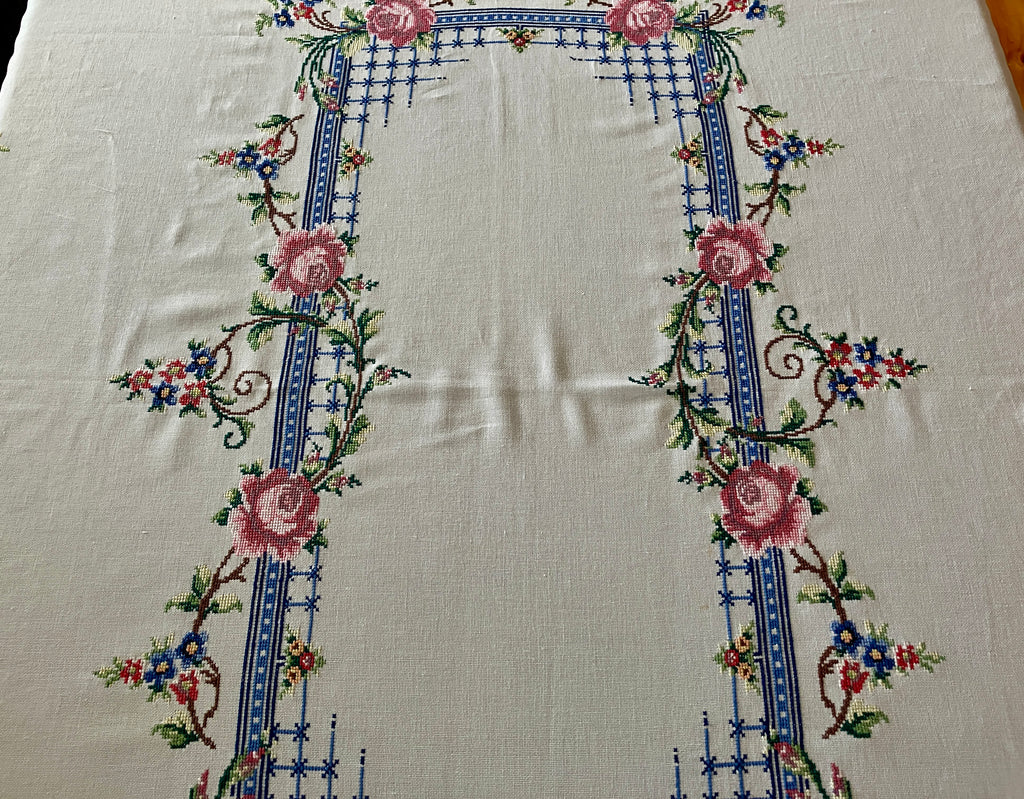 Vintage Tablecloth Roses Cross Stitch 127cm x 169cm & 6 Serviettes/ Napkins