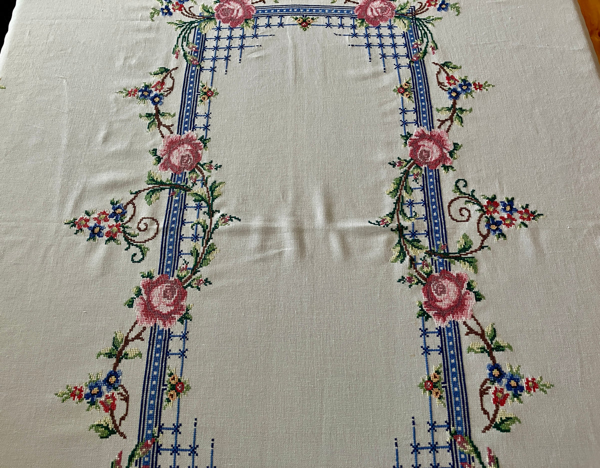 Vintage Tablecloth Roses Cross Stitch 127cm x 169cm & 6 Serviettes/ Napkins