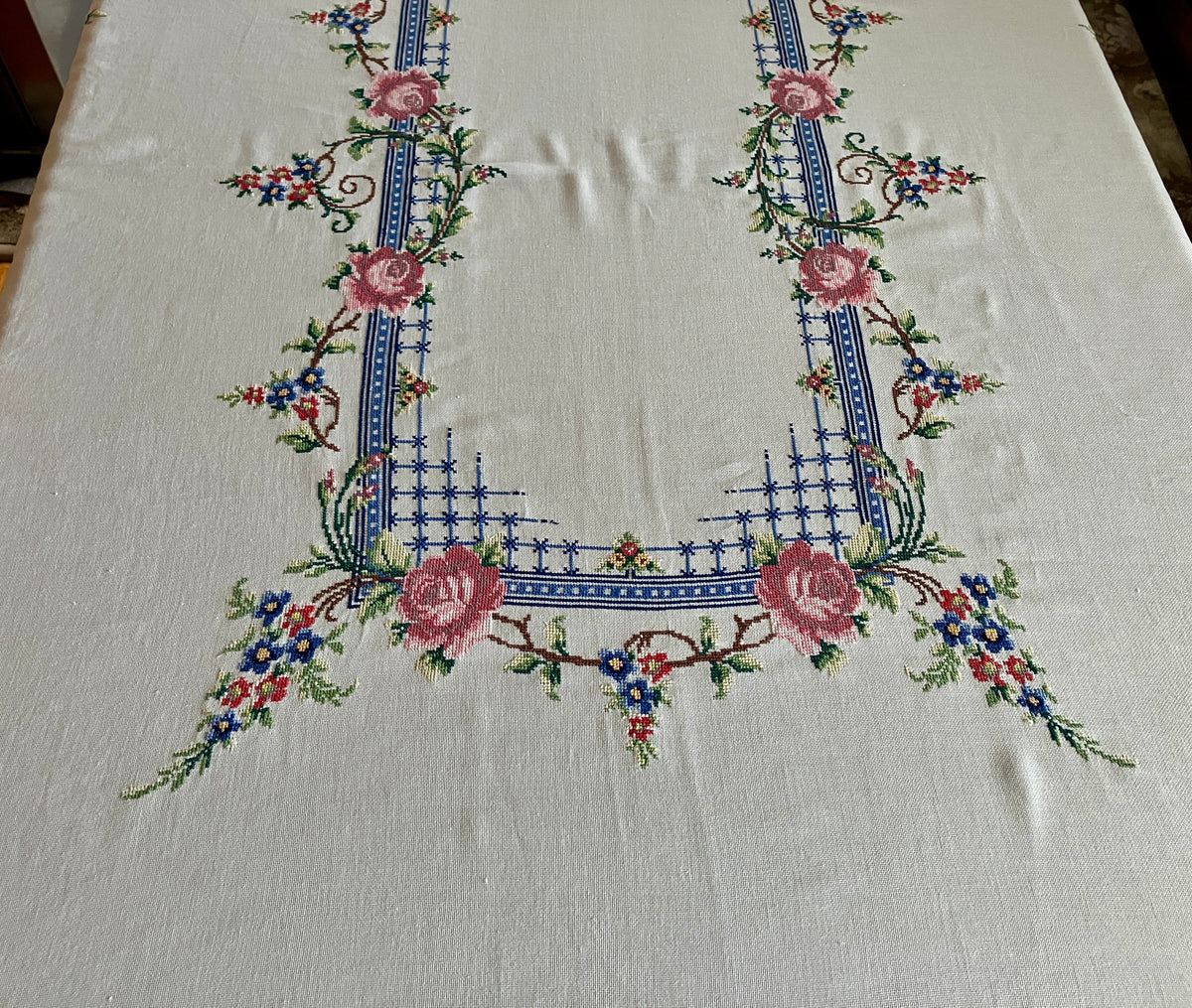 Vintage Tablecloth Roses Cross Stitch 127cm x 169cm & 6 Serviettes/ Napkins