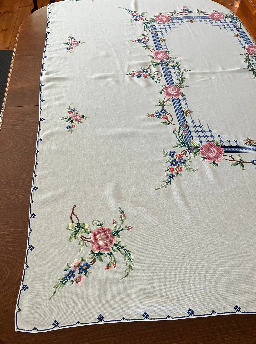 Vintage Tablecloth Roses Cross Stitch 127cm x 169cm & 6 Serviettes/ Napkins