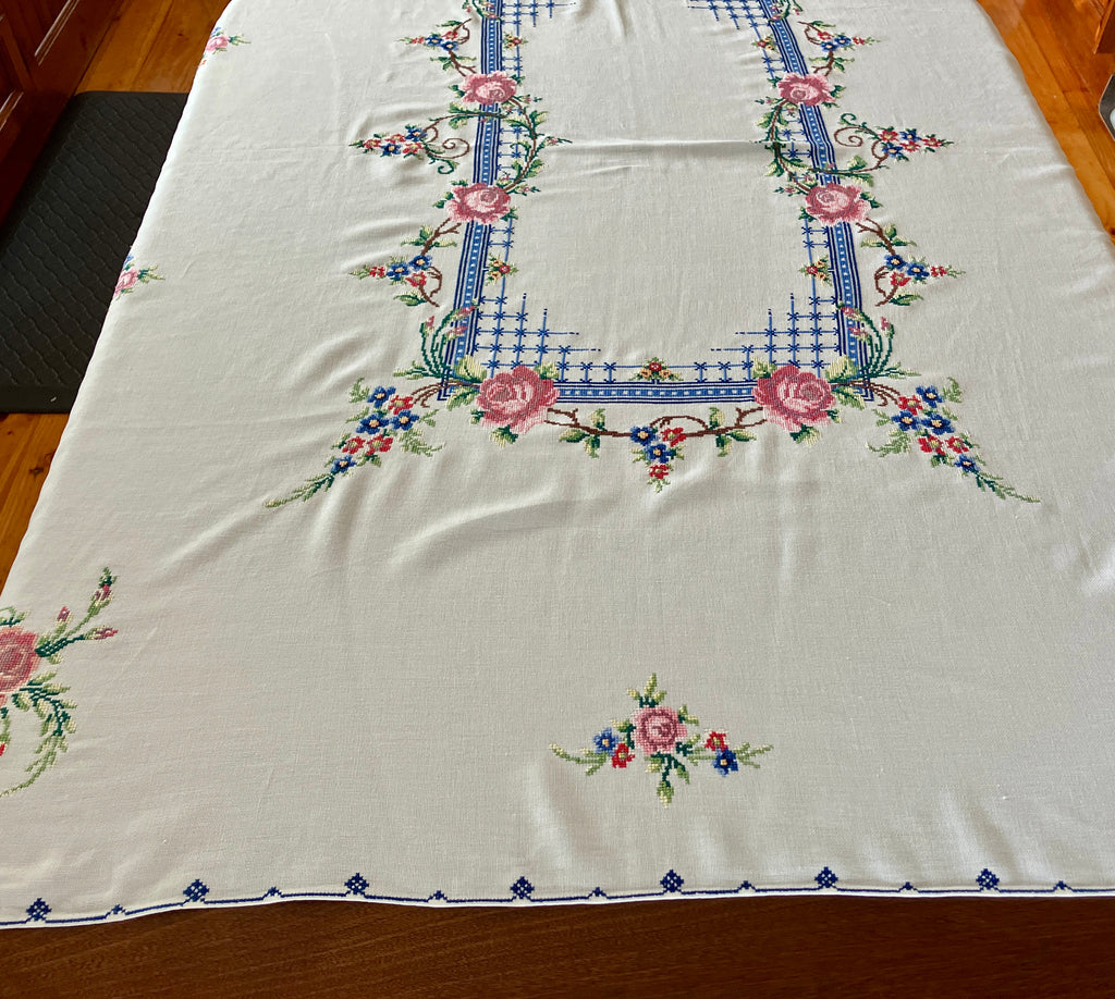 Vintage Tablecloth Roses Cross Stitch 127cm x 169cm & 6 Serviettes/ Napkins