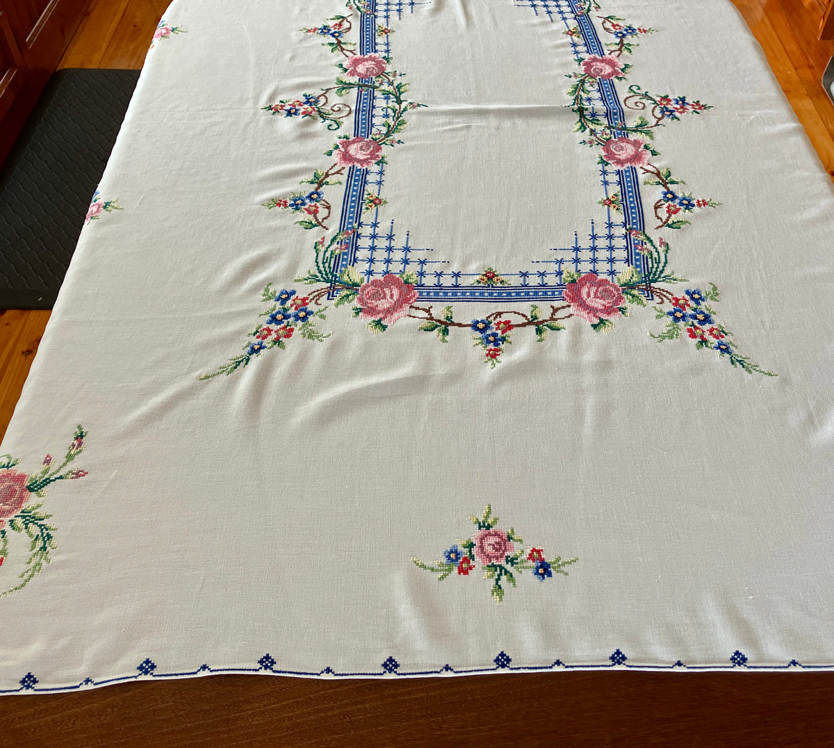 Vintage Tablecloth Roses Cross Stitch 127cm x 169cm & 6 Serviettes/ Napkins