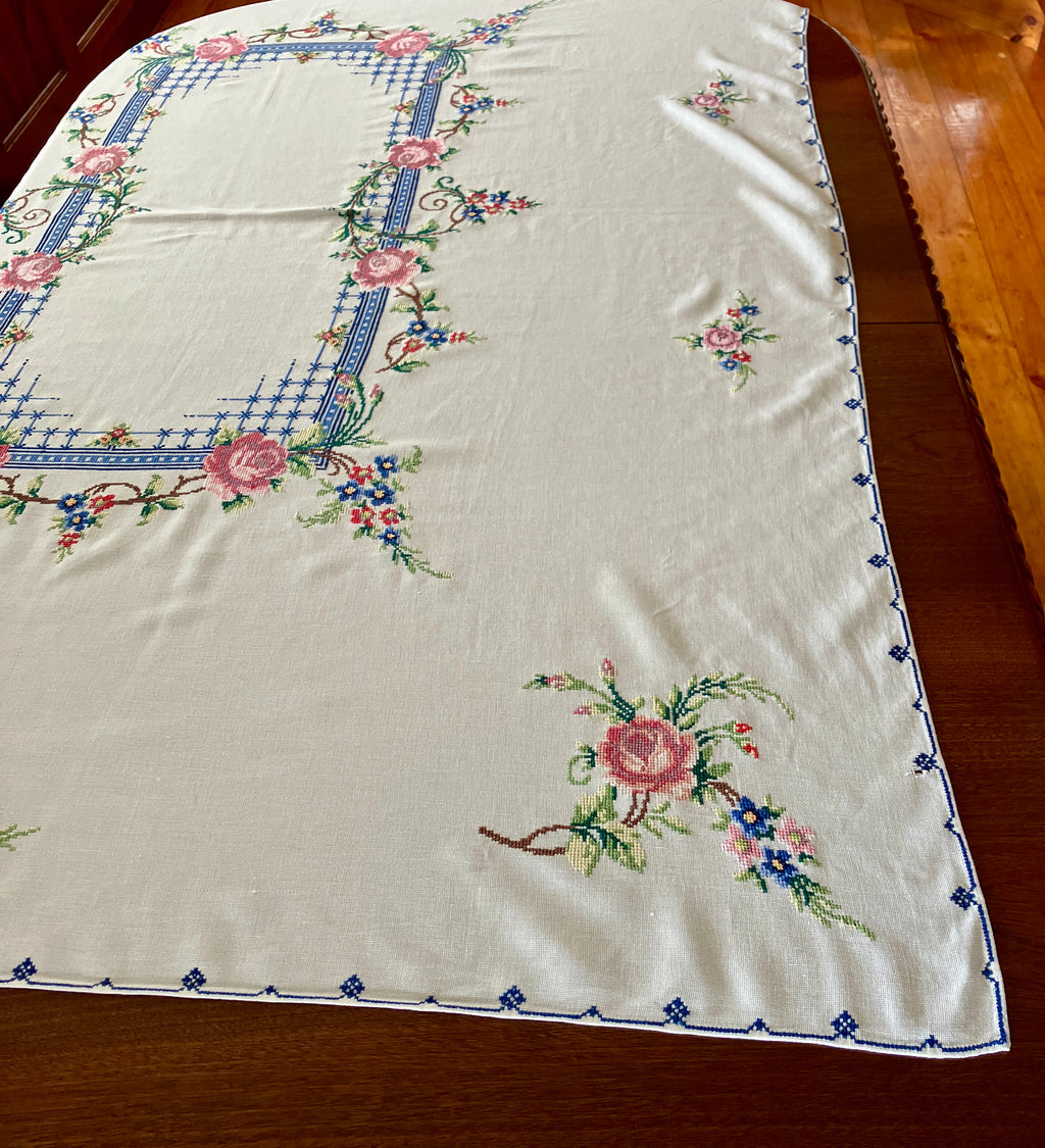 Vintage Tablecloth Roses Cross Stitch 127cm x 169cm & 6 Serviettes/ Napkins