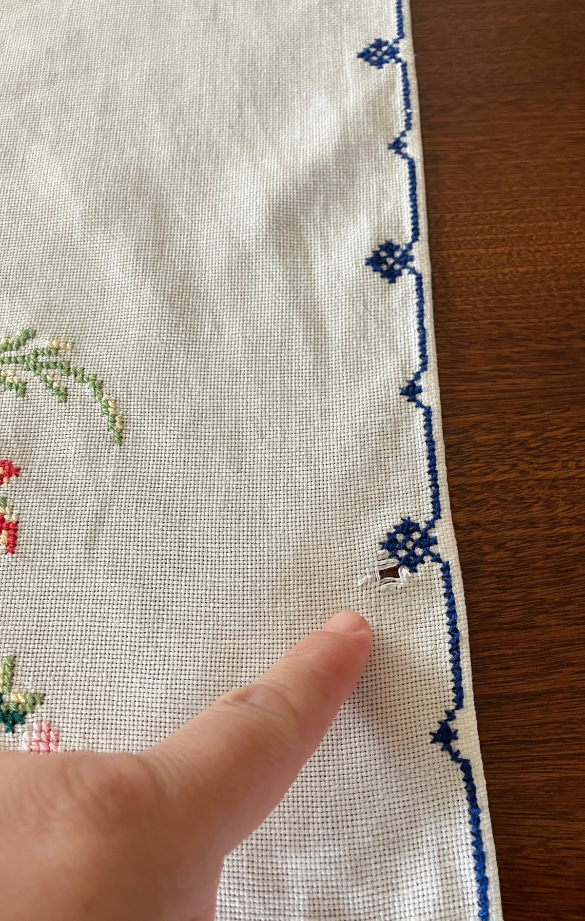 Vintage Tablecloth Roses Cross Stitch 127cm x 169cm & 6 Serviettes/ Napkins