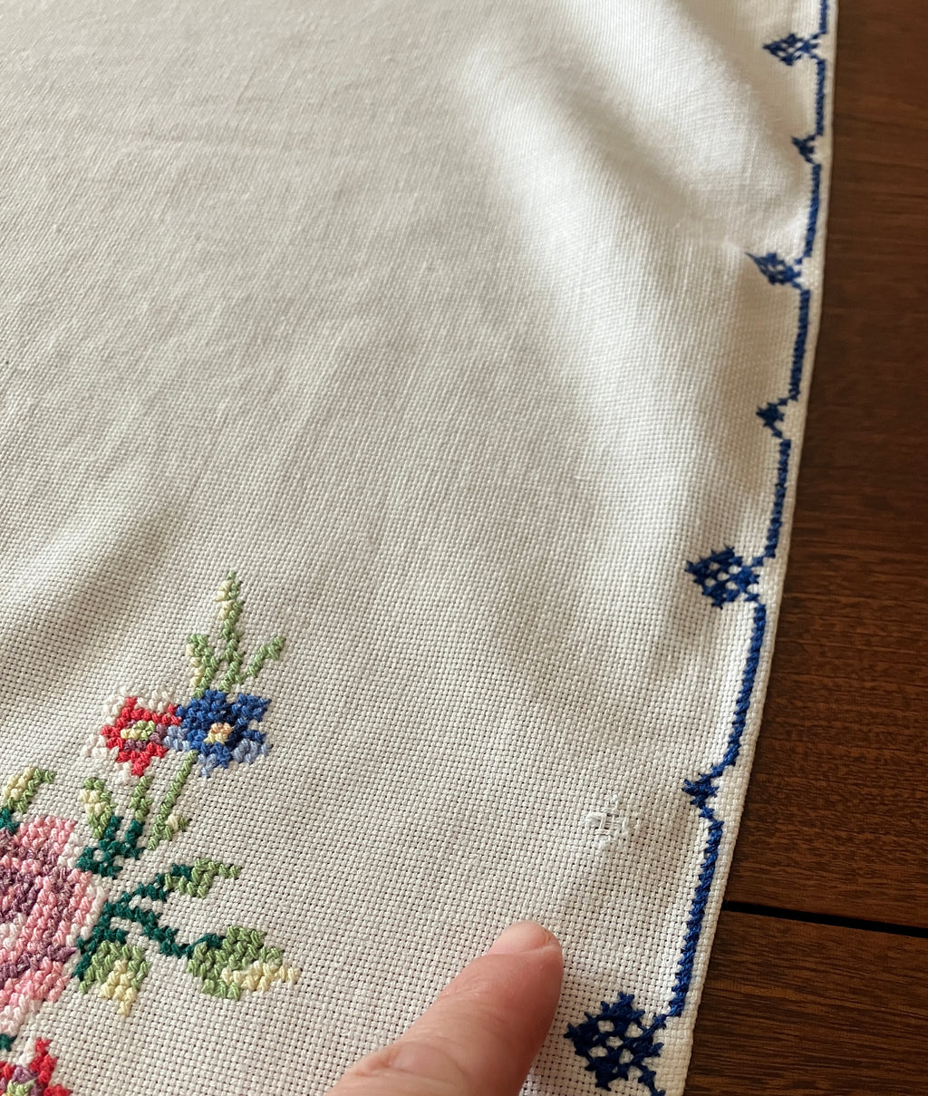 Vintage Tablecloth Roses Cross Stitch 127cm x 169cm & 6 Serviettes/ Napkins