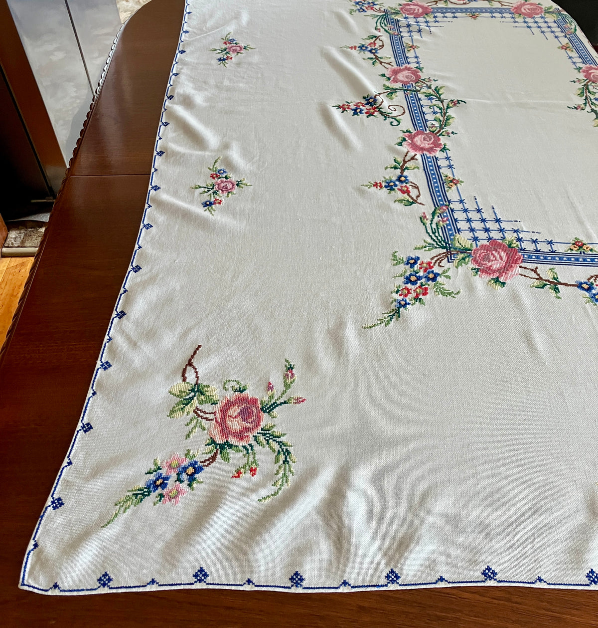 Vintage Tablecloth Roses Cross Stitch 127cm x 169cm & 6 Serviettes/ Napkins