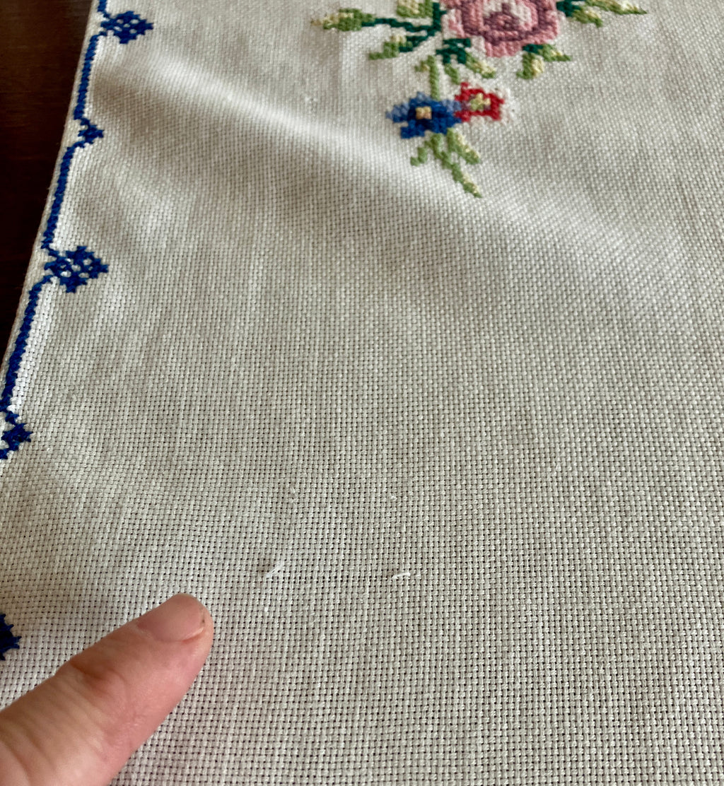 Vintage Tablecloth Roses Cross Stitch 127cm x 169cm & 6 Serviettes/ Napkins