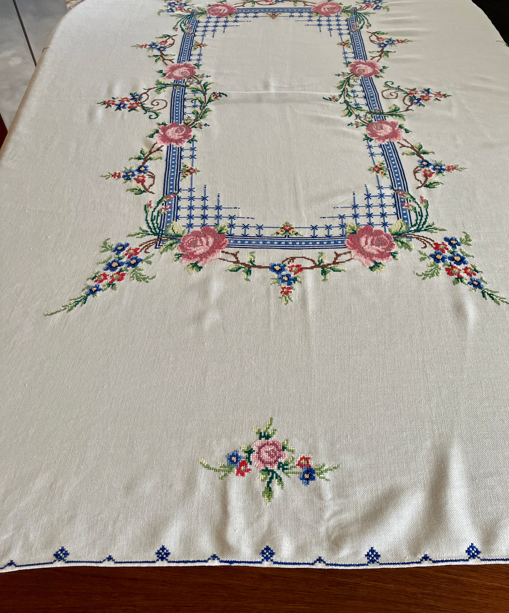 Vintage Tablecloth Roses Cross Stitch 127cm x 169cm & 6 Serviettes/ Napkins