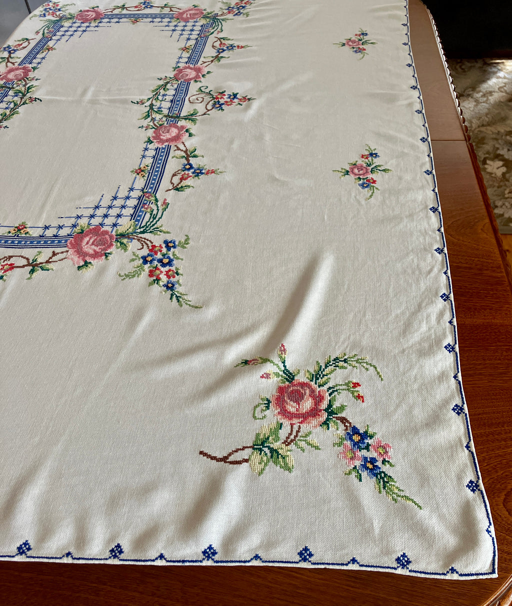 Vintage Tablecloth Roses Cross Stitch 127cm x 169cm & 6 Serviettes/ Napkins