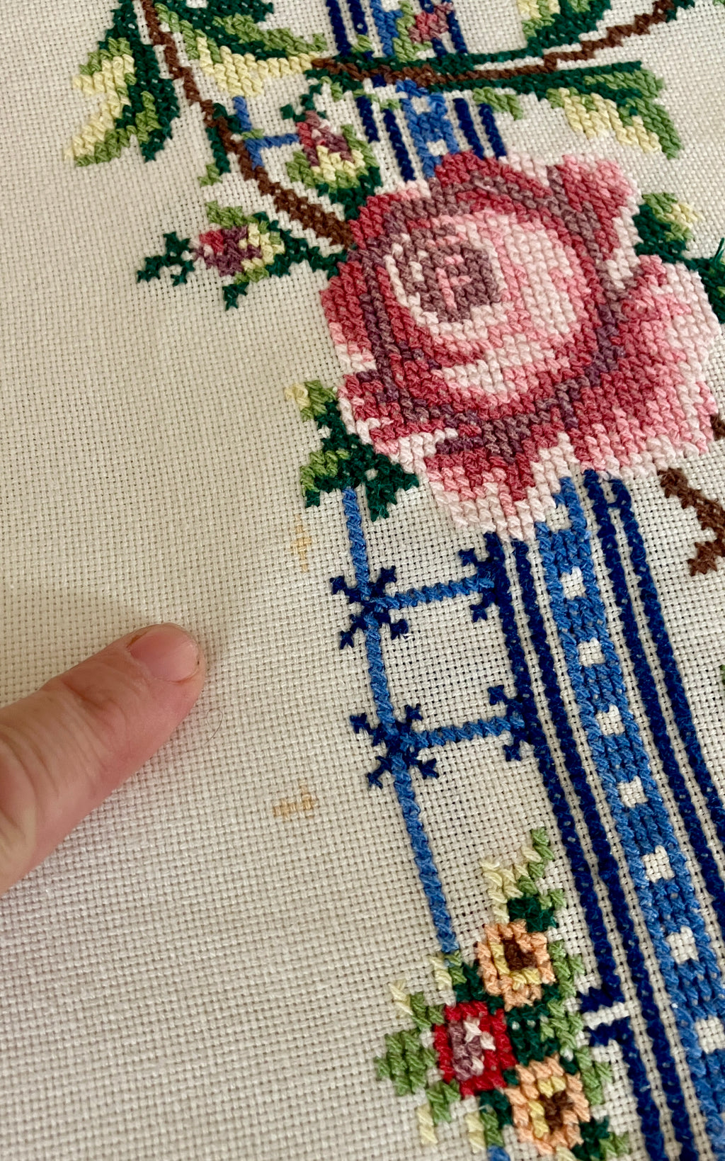 Vintage Tablecloth Roses Cross Stitch 127cm x 169cm & 6 Serviettes/ Napkins