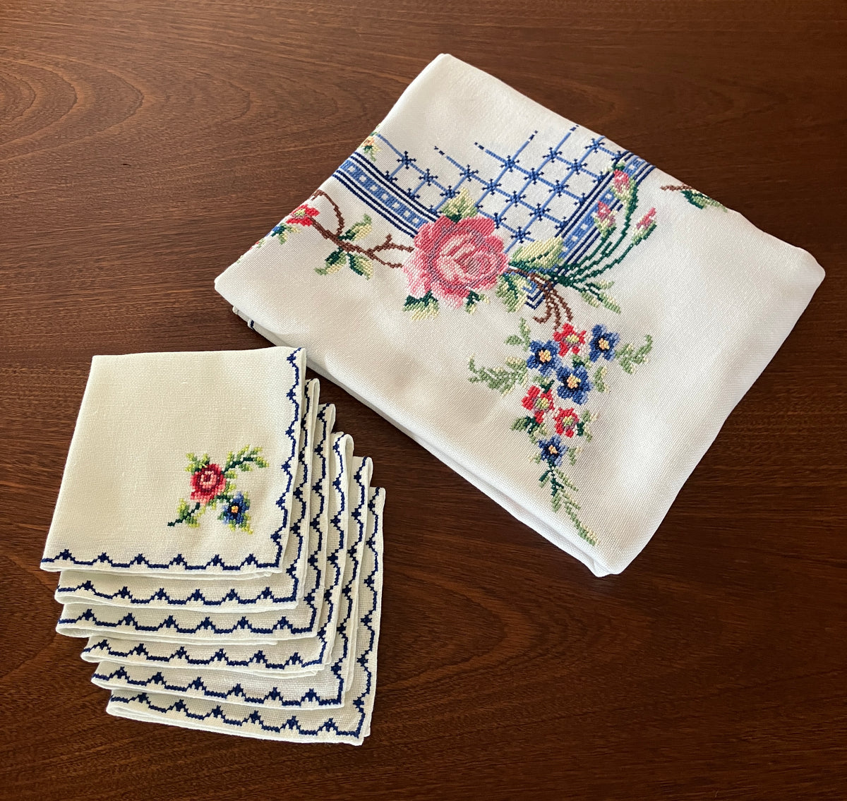 Vintage Tablecloth Roses Cross Stitch 127cm x 169cm & 6 Serviettes/ Napkins