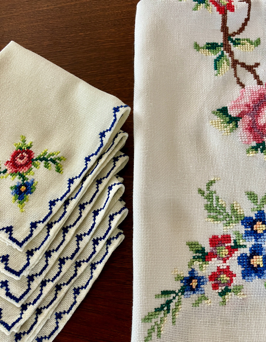 Vintage Tablecloth Roses Cross Stitch 127cm x 169cm & 6 Serviettes/ Napkins