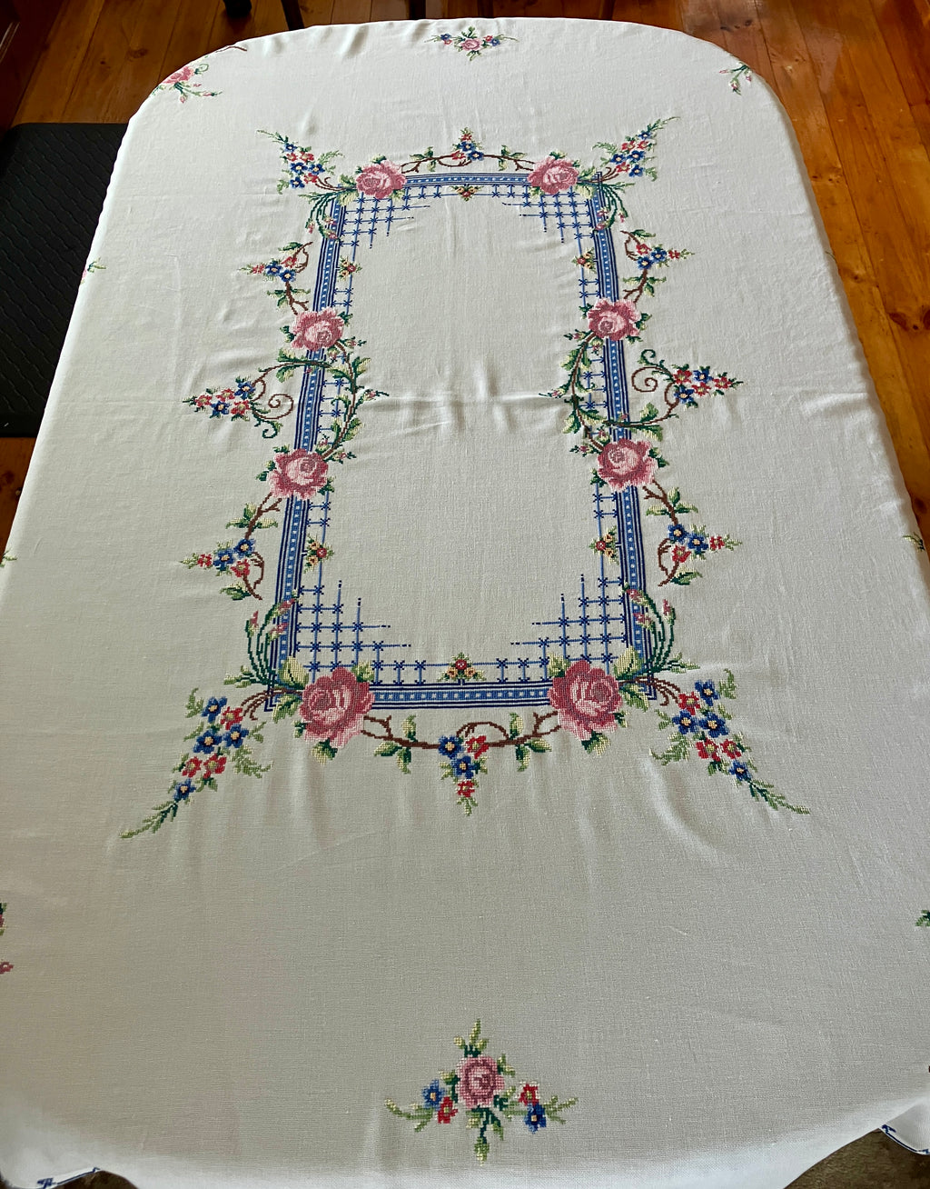 Vintage Tablecloth Roses Cross Stitch 127cm x 169cm & 6 Serviettes/ Napkins