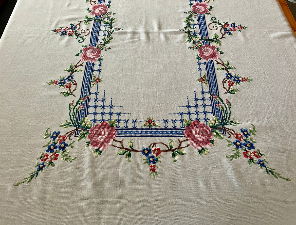 Vintage Tablecloth Roses Cross Stitch 127cm x 169cm & 6 Serviettes/ Napkins