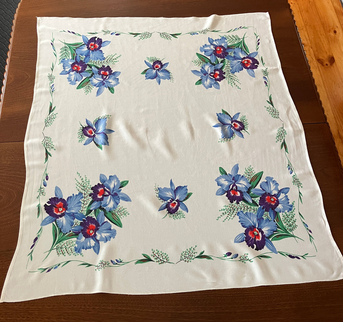 Vintage Tablecloth Blue Coloured Irises 79cm X 91cm Table Cloth