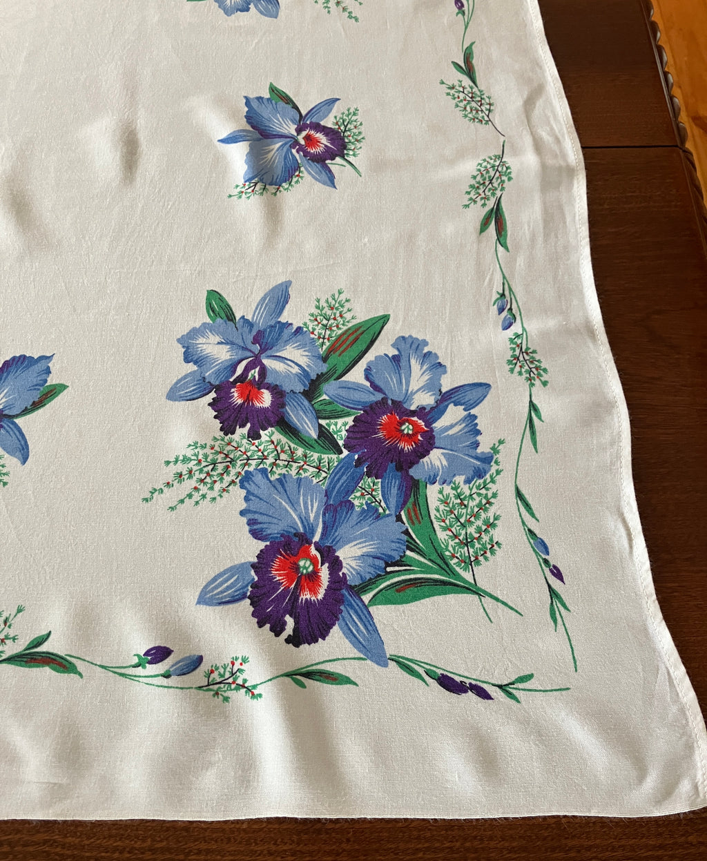 Vintage Tablecloth Blue Coloured Irises 79cm X 91cm Table Cloth