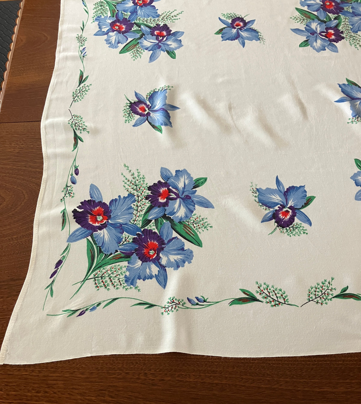 Vintage Tablecloth Blue Coloured Irises 79cm X 91cm Table Cloth