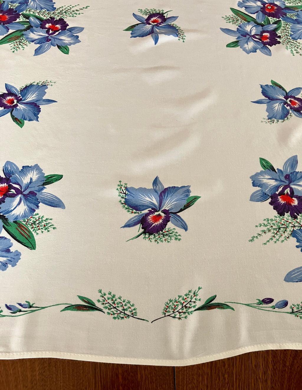 Vintage Tablecloth Blue Coloured Irises 79cm X 91cm Table Cloth