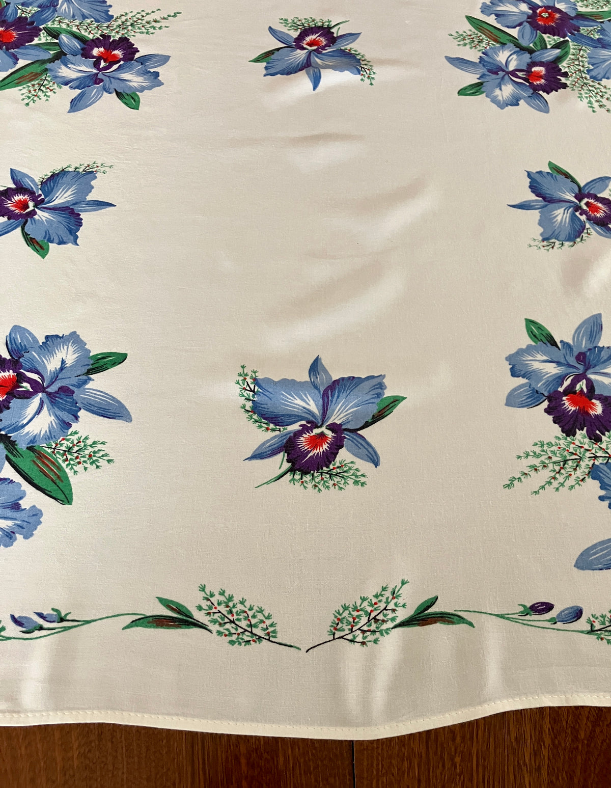 Vintage Tablecloth Blue Coloured Irises 79cm X 91cm Table Cloth