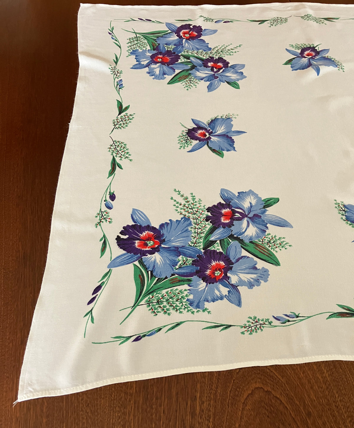 Vintage Tablecloth Blue Coloured Irises 79cm X 91cm Table Cloth