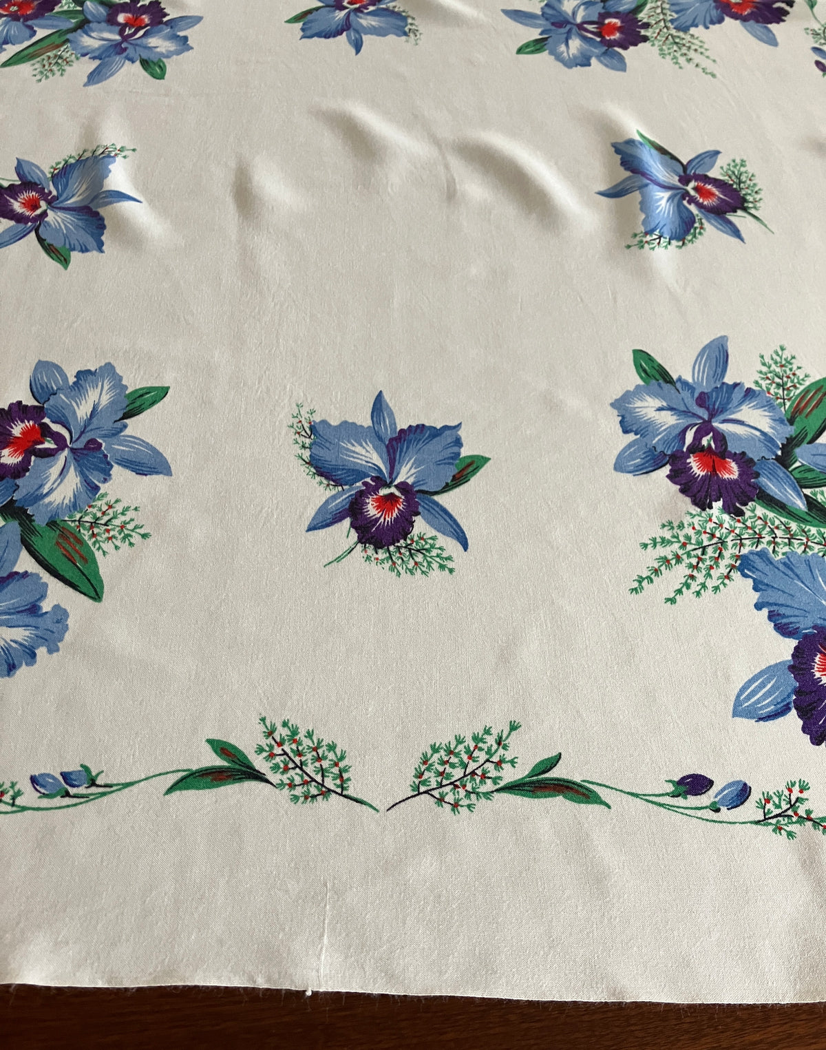 Vintage Tablecloth Blue Coloured Irises 79cm X 91cm Table Cloth