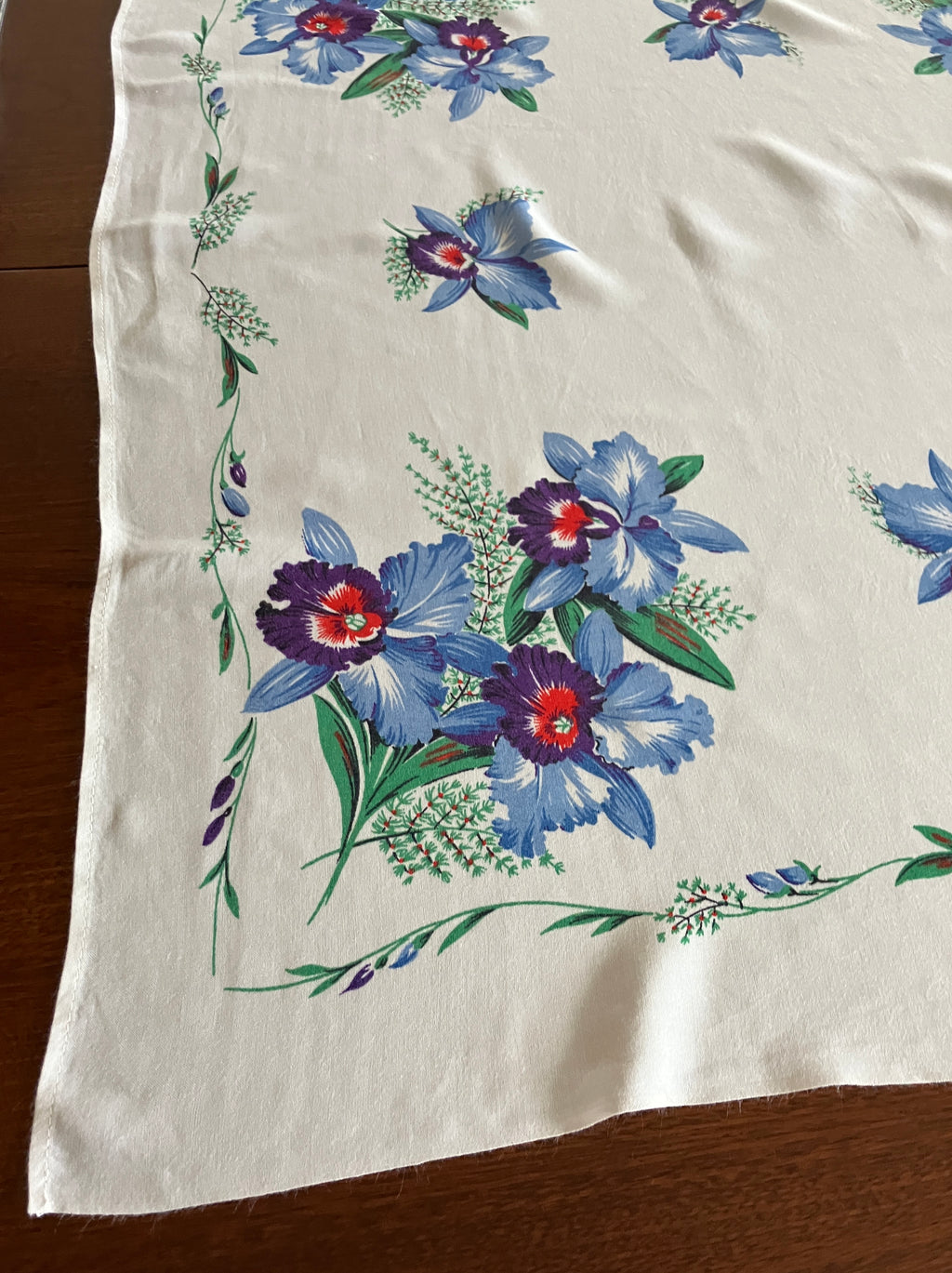 Vintage Tablecloth Blue Coloured Irises 79cm X 91cm Table Cloth