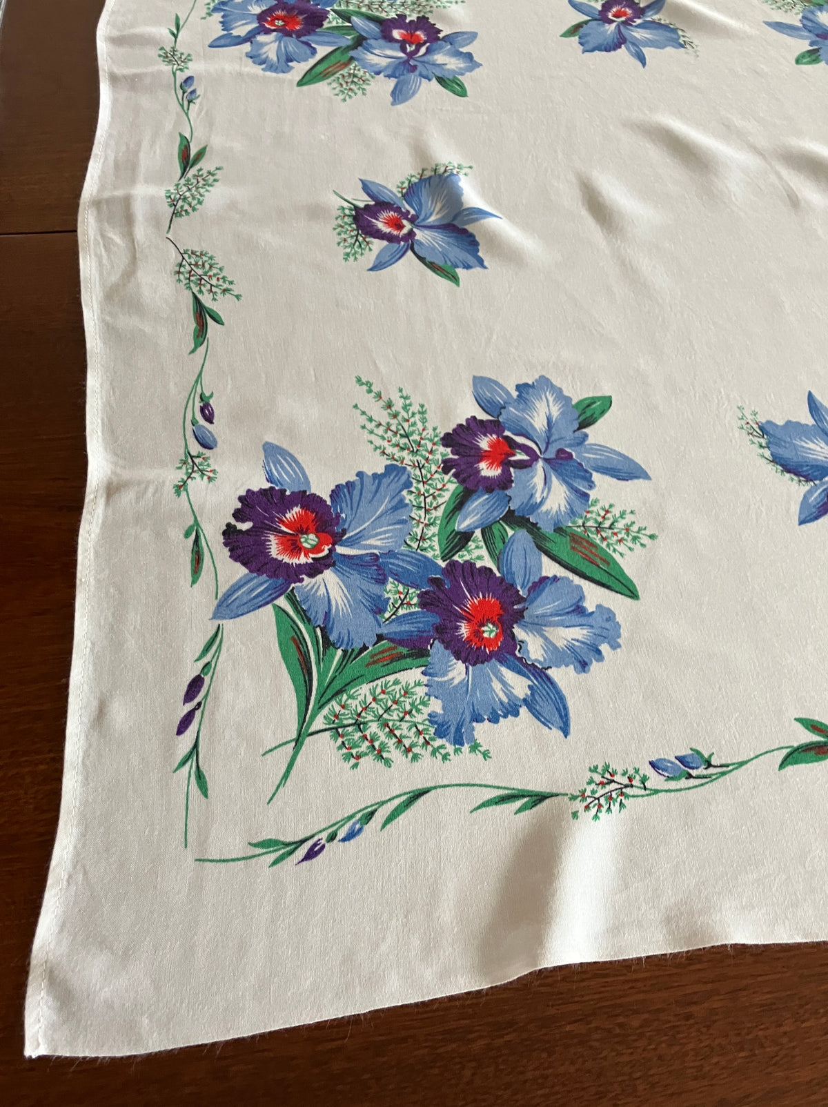 Vintage Tablecloth Blue Coloured Irises 79cm X 91cm Table Cloth