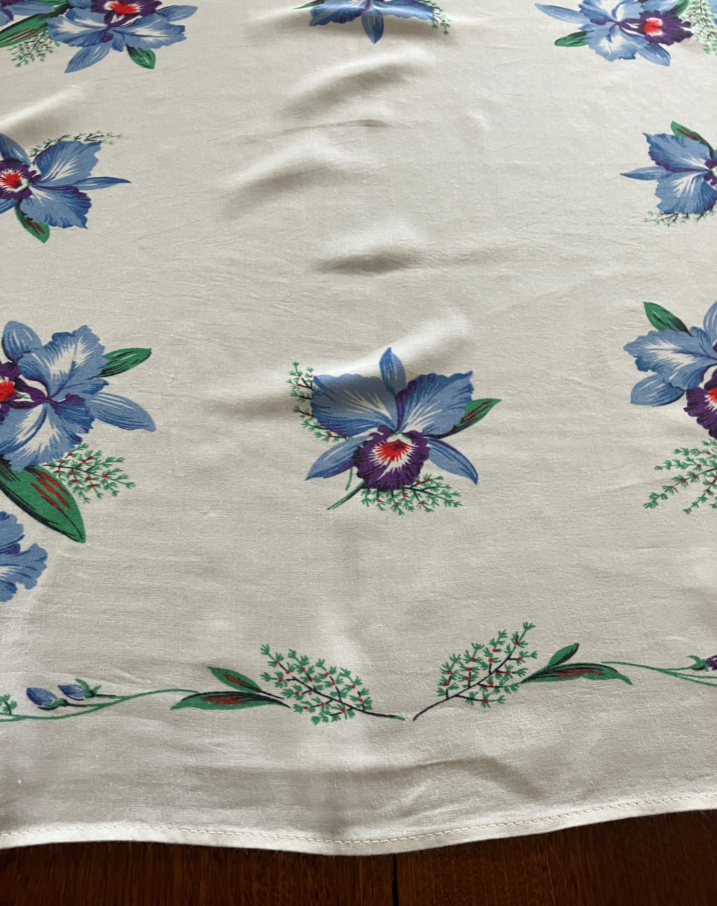 Vintage Tablecloth Blue Coloured Irises 79cm X 91cm Table Cloth