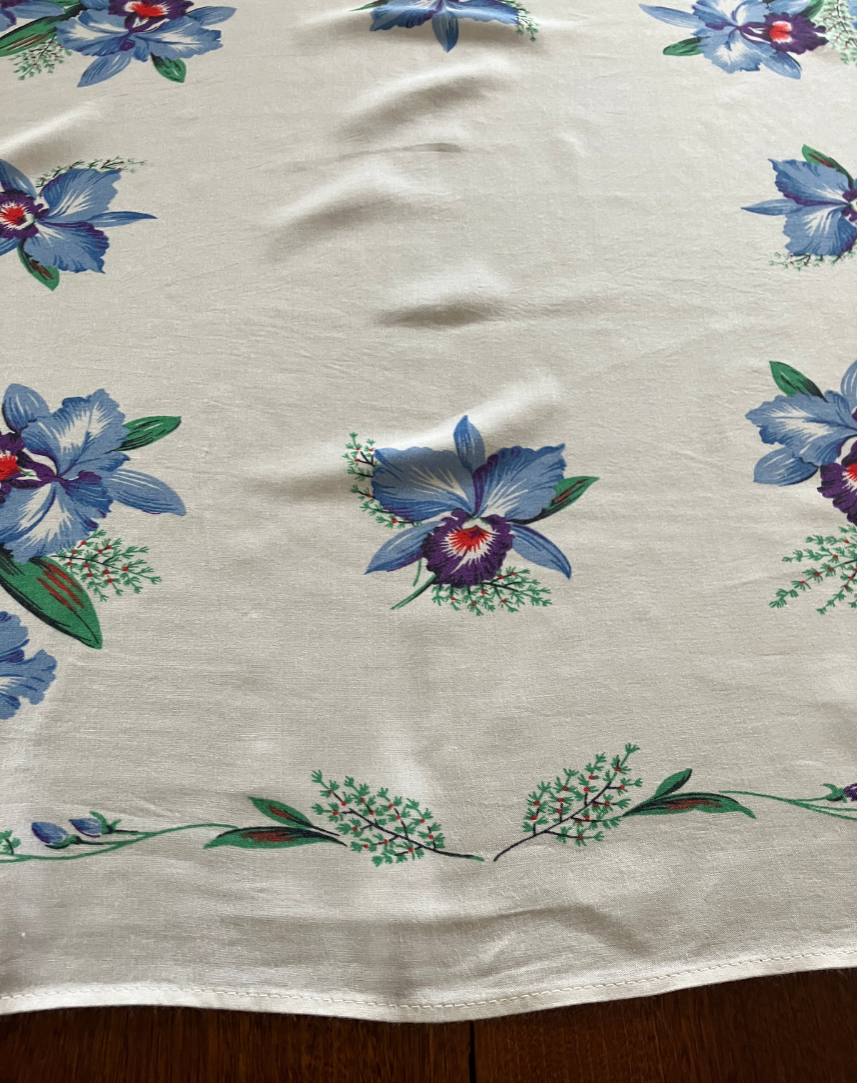Vintage Tablecloth Blue Coloured Irises 79cm X 91cm Table Cloth
