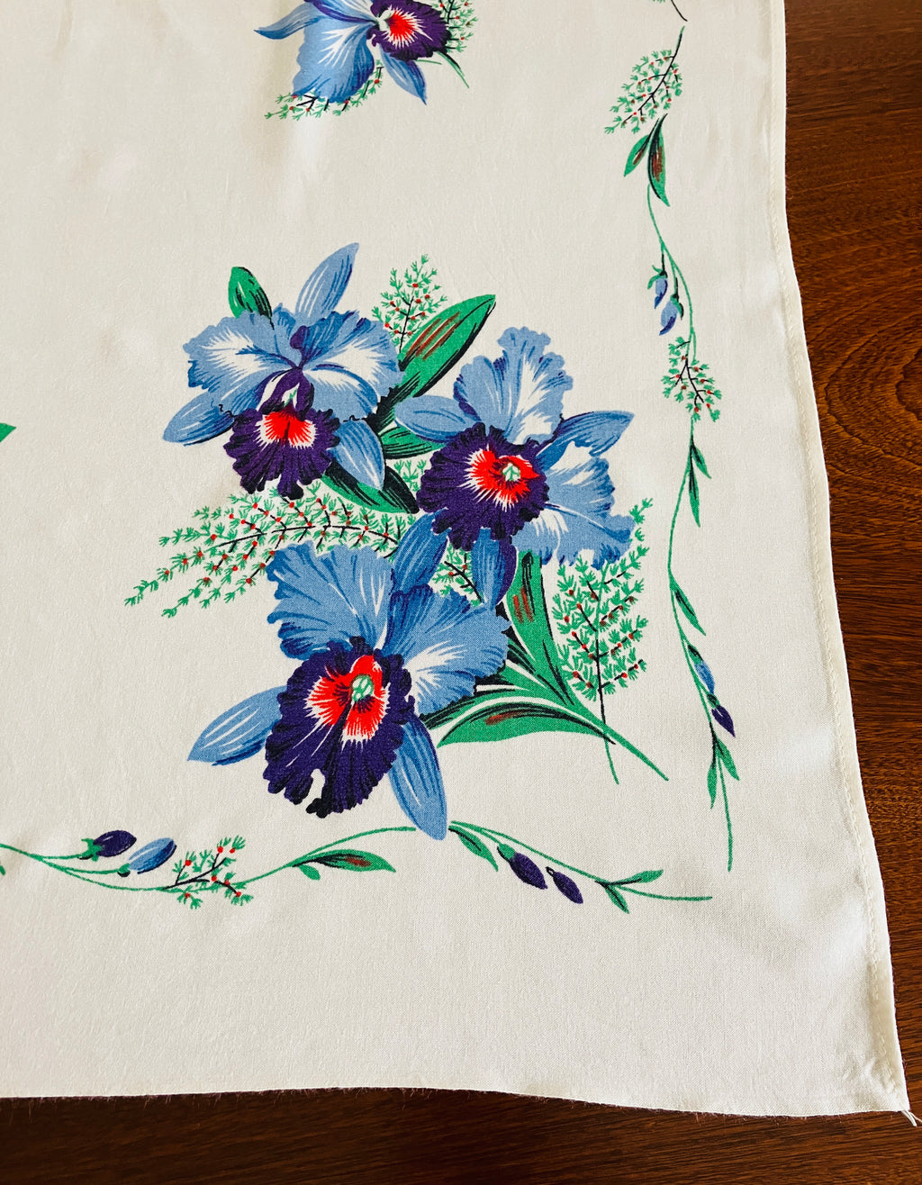 Vintage Tablecloth Blue Coloured Irises 79cm X 91cm Table Cloth
