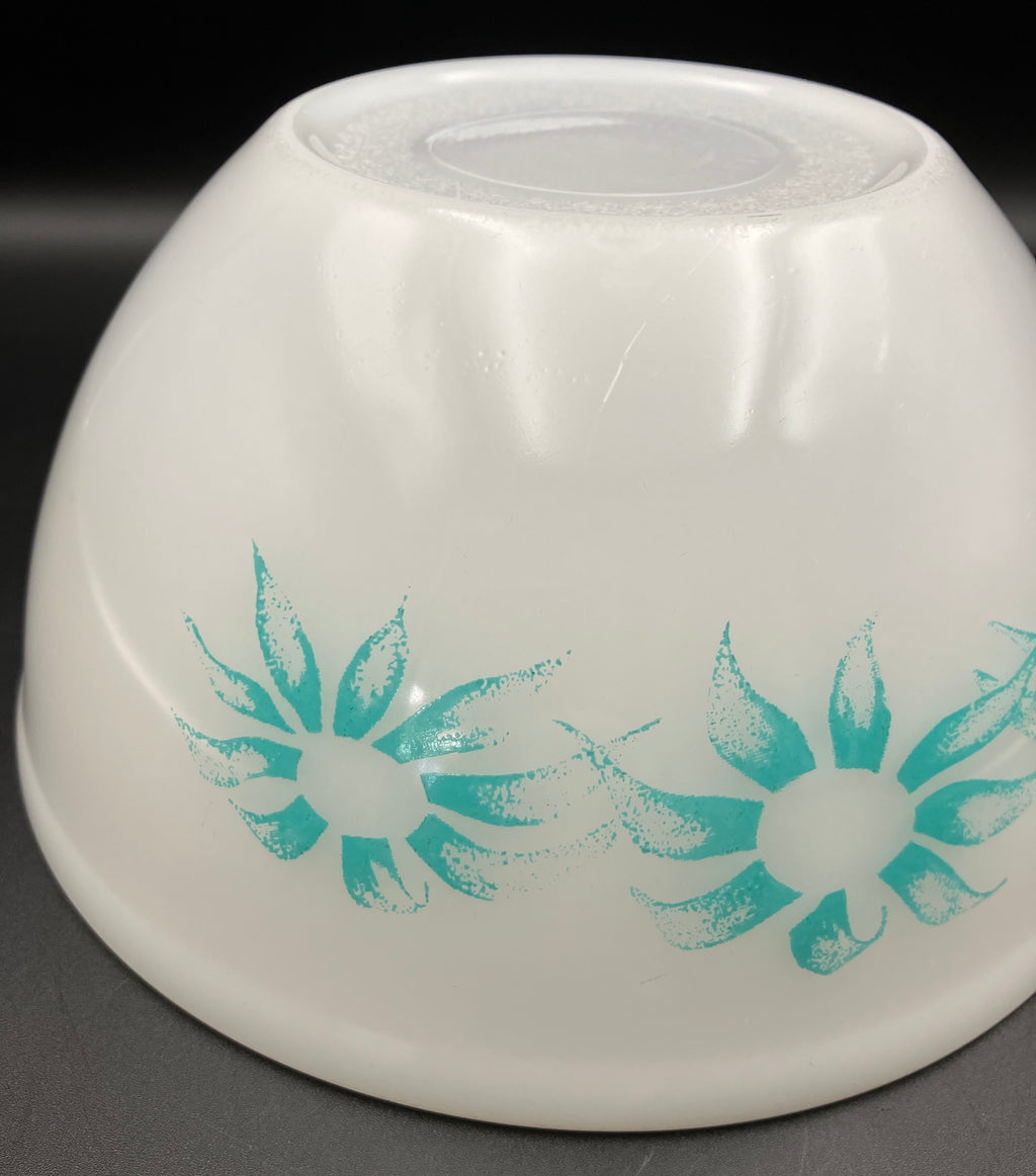 Vintage Pyrex Flannel Flower Nesting Bowl 8” Turquoise