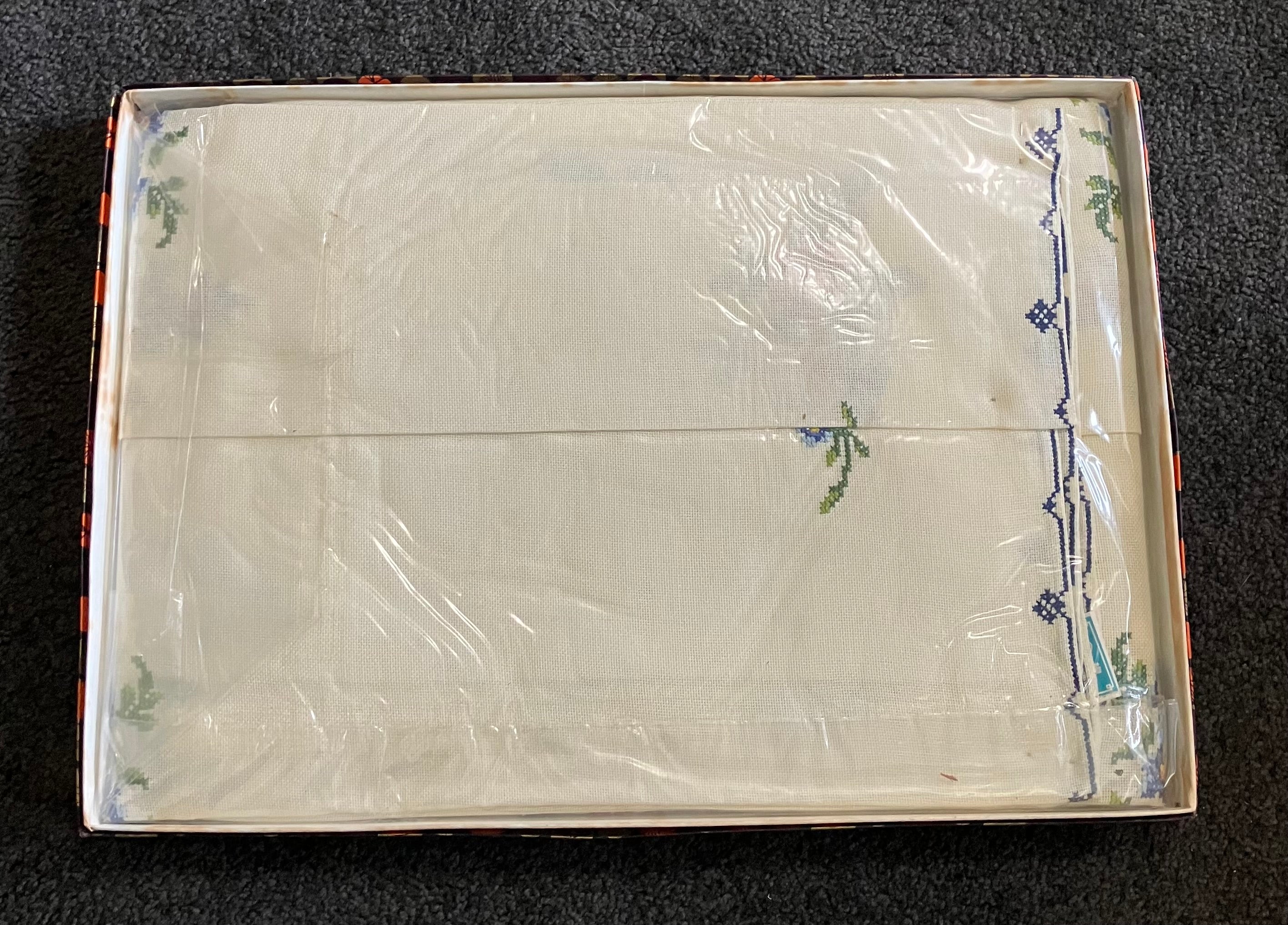 Vintage Tablecloth Roses Cross Stitch 132cm x 177cm & Serviettes Unopened New