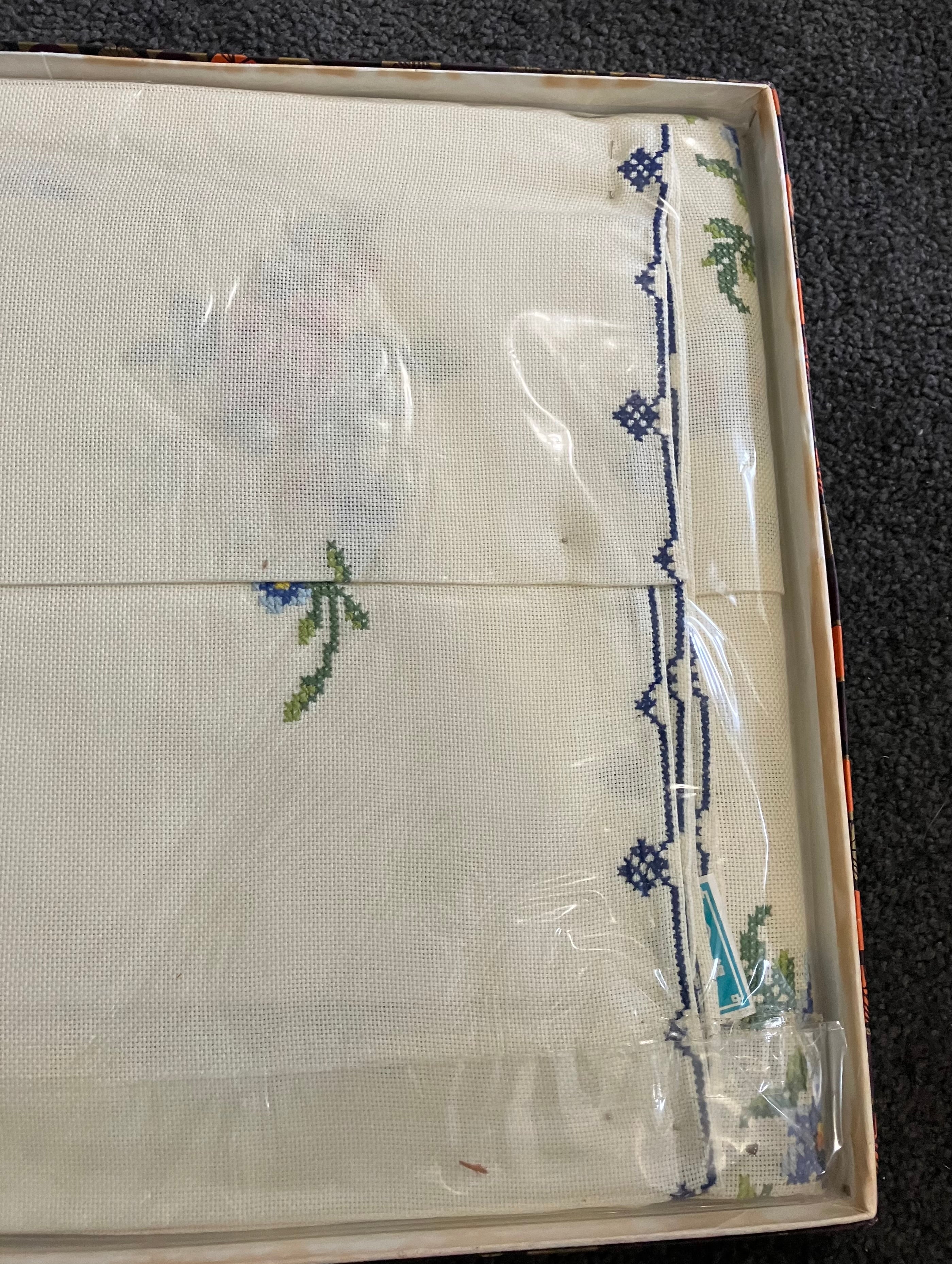 Vintage Tablecloth Roses Cross Stitch 132cm x 177cm & Serviettes Unopened New
