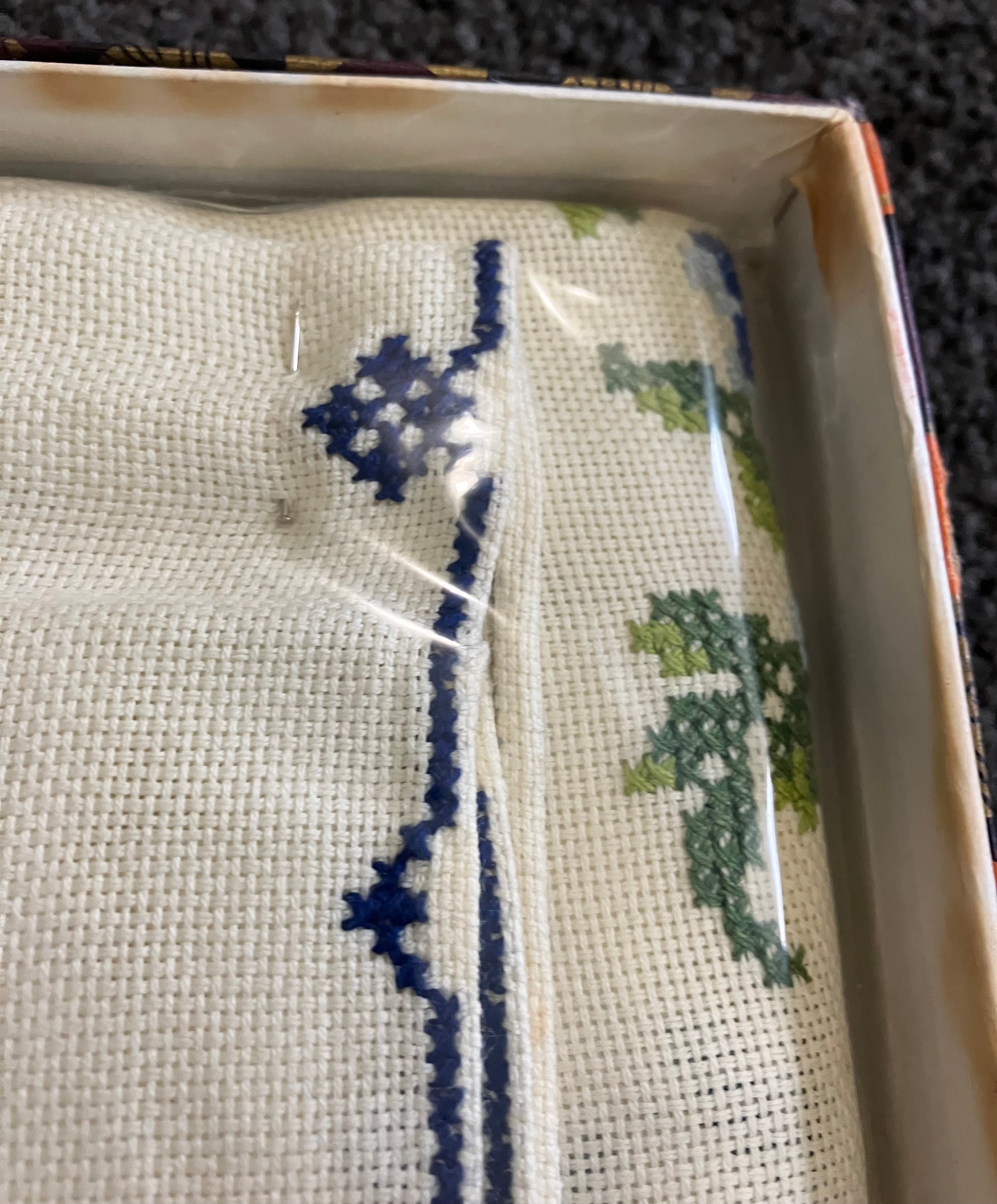 Vintage Tablecloth Roses Cross Stitch 132cm x 177cm & Serviettes Unopened New