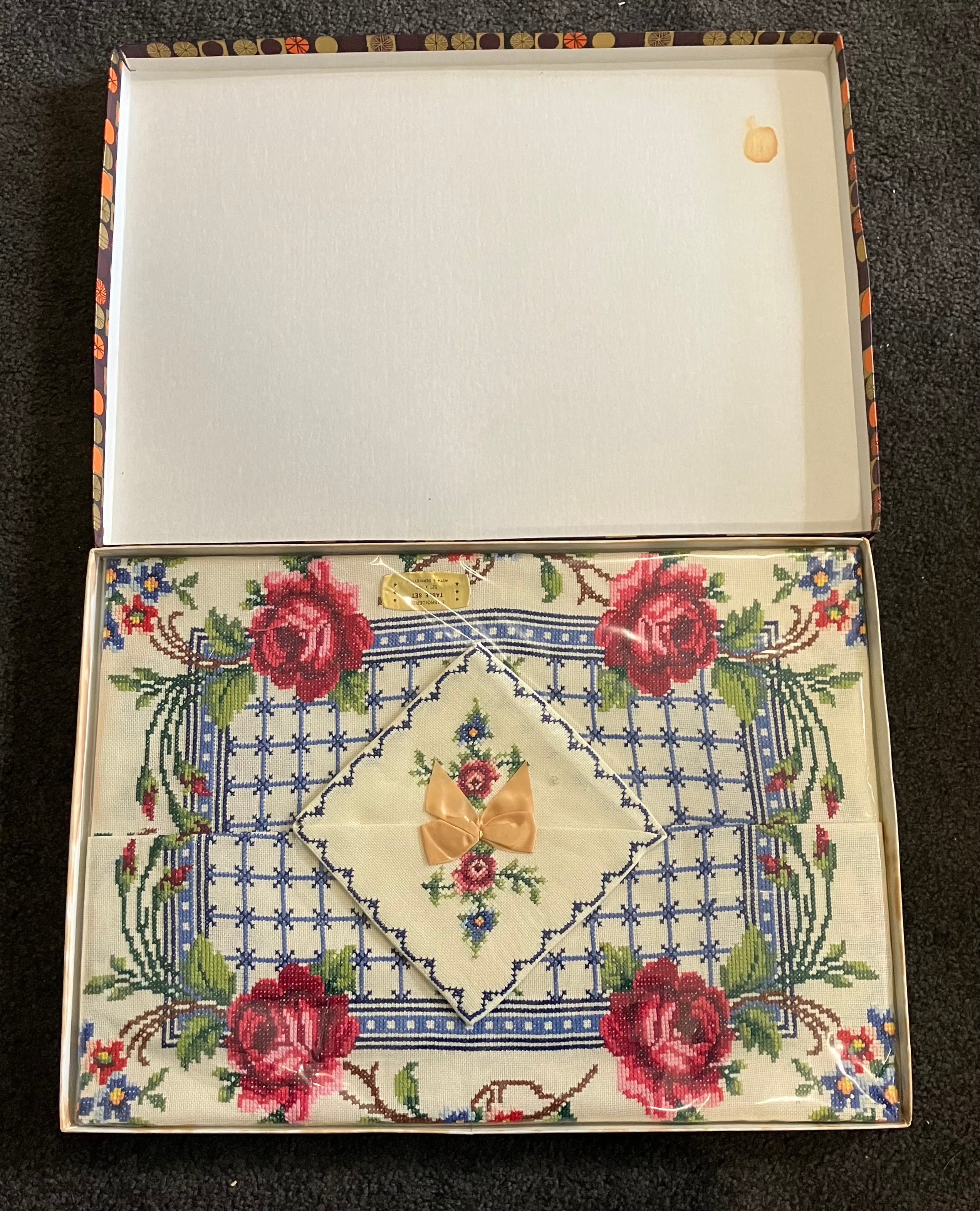 Vintage Tablecloth Roses Cross Stitch 132cm x 177cm & Serviettes Unopened New