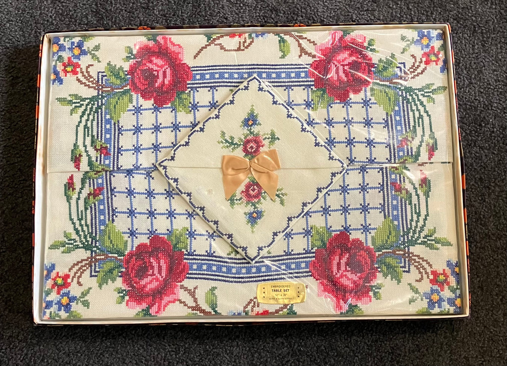 Vintage Tablecloth Roses Cross Stitch 132cm x 177cm & Serviettes Unopened New