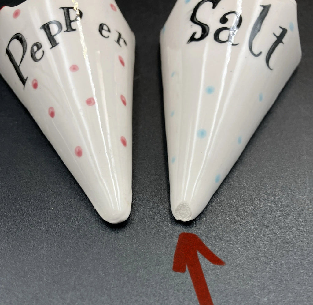 Vintage Holt Howard ? Umbrella Salt and Pepper Shaker Sets In Wire Stand RARE