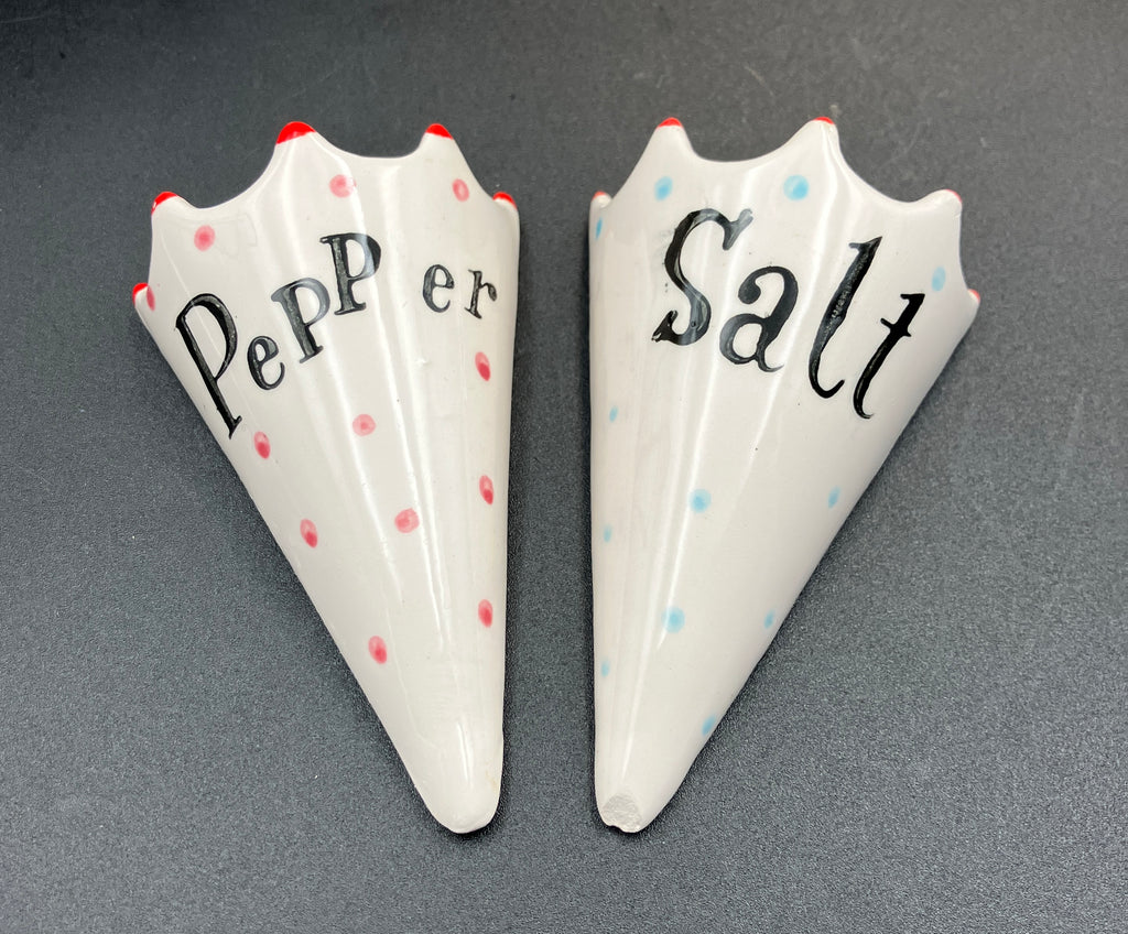 Vintage Holt Howard ? Umbrella Salt and Pepper Shaker Sets In Wire Stand RARE