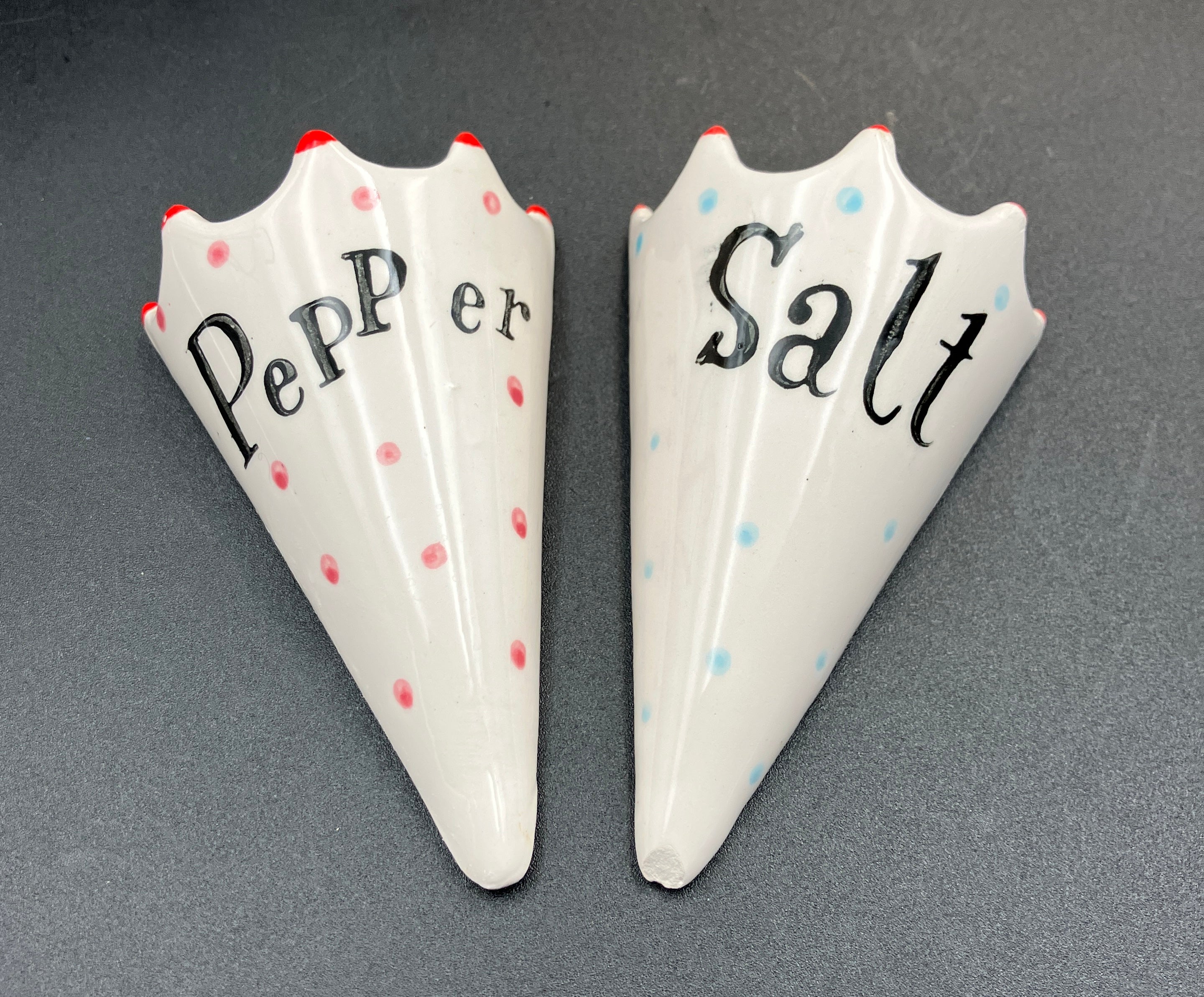 Vintage Holt Howard ? Umbrella Salt and Pepper Shaker Sets In Wire Stand RARE