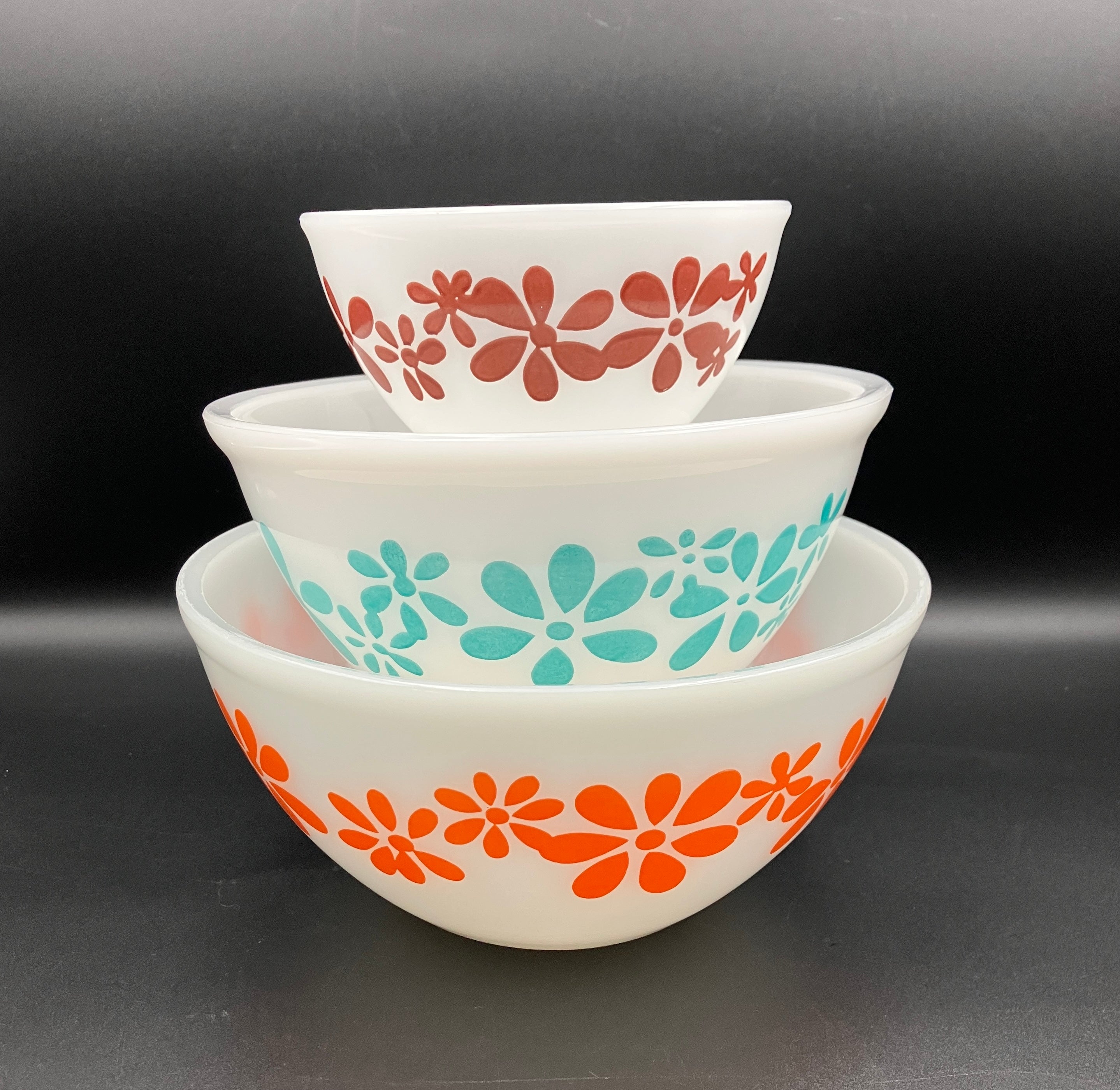 Vintage Pyrex DAISY CHAIN Set of 3 Nesting Mixing Bowls 8” 7” 5”