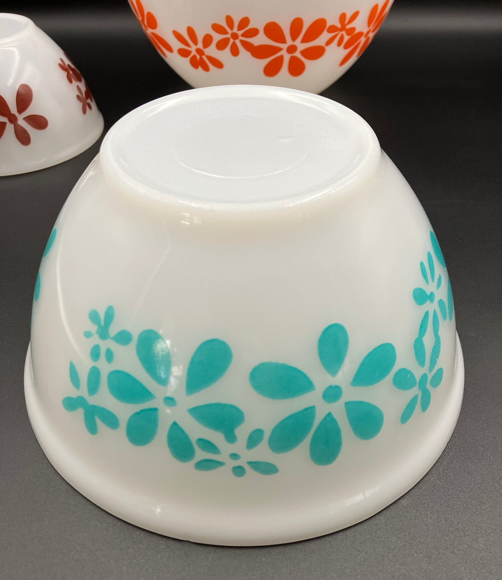 Vintage Pyrex DAISY CHAIN Set of 3 Nesting Mixing Bowls 8” 7” 5”
