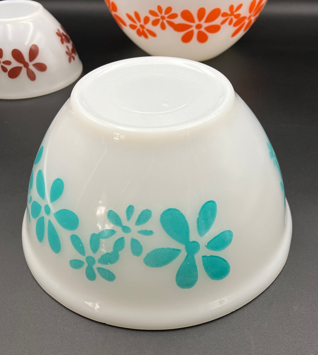 Vintage Pyrex DAISY CHAIN Set of 3 Nesting Mixing Bowls 8” 7” 5”