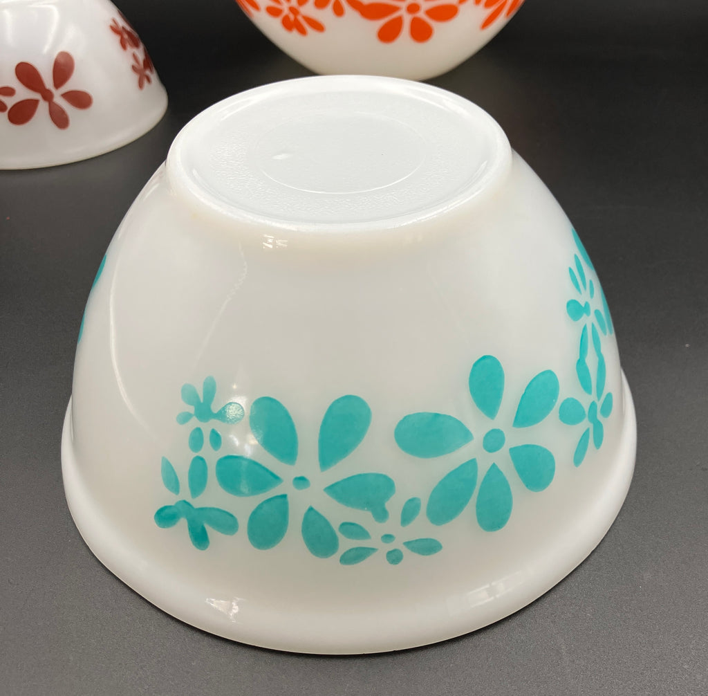 Vintage Pyrex DAISY CHAIN Set of 3 Nesting Mixing Bowls 8” 7” 5”