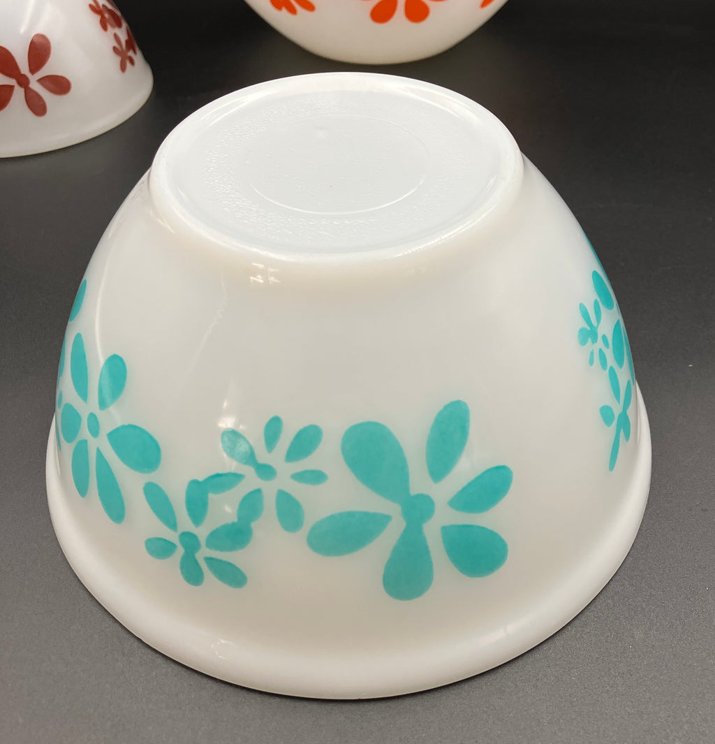 Vintage Pyrex DAISY CHAIN Set of 3 Nesting Mixing Bowls 8” 7” 5”