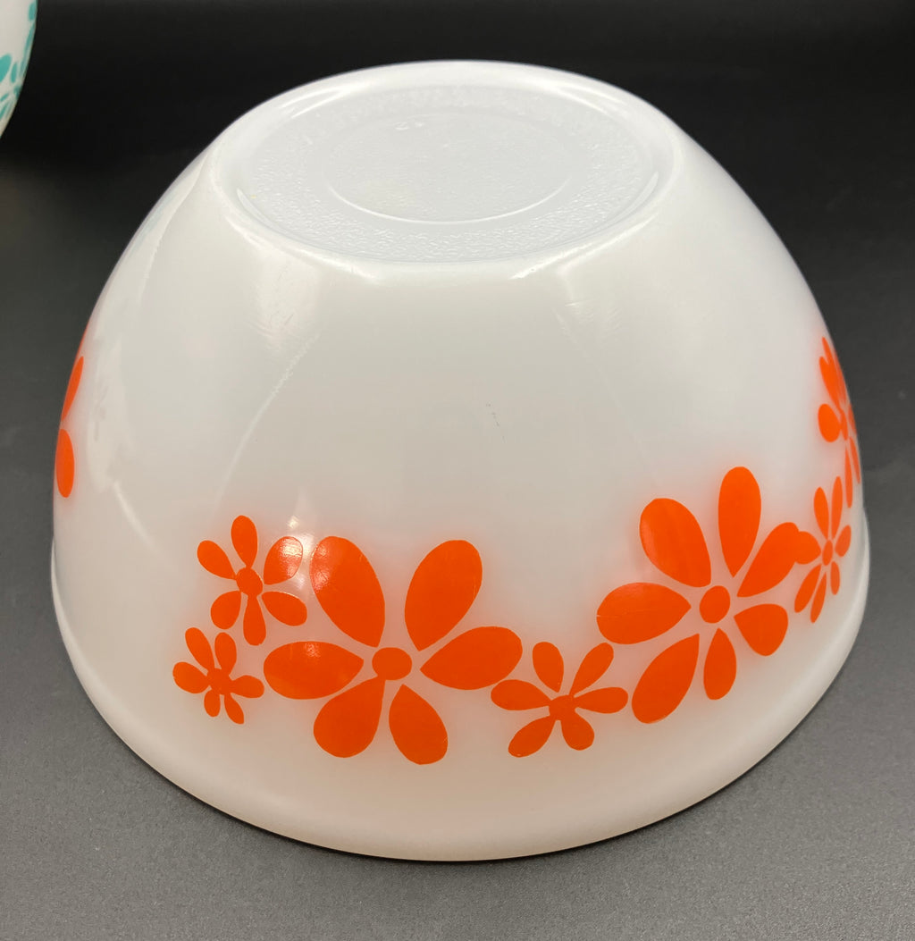 Vintage Pyrex DAISY CHAIN Set of 3 Nesting Mixing Bowls 8” 7” 5”