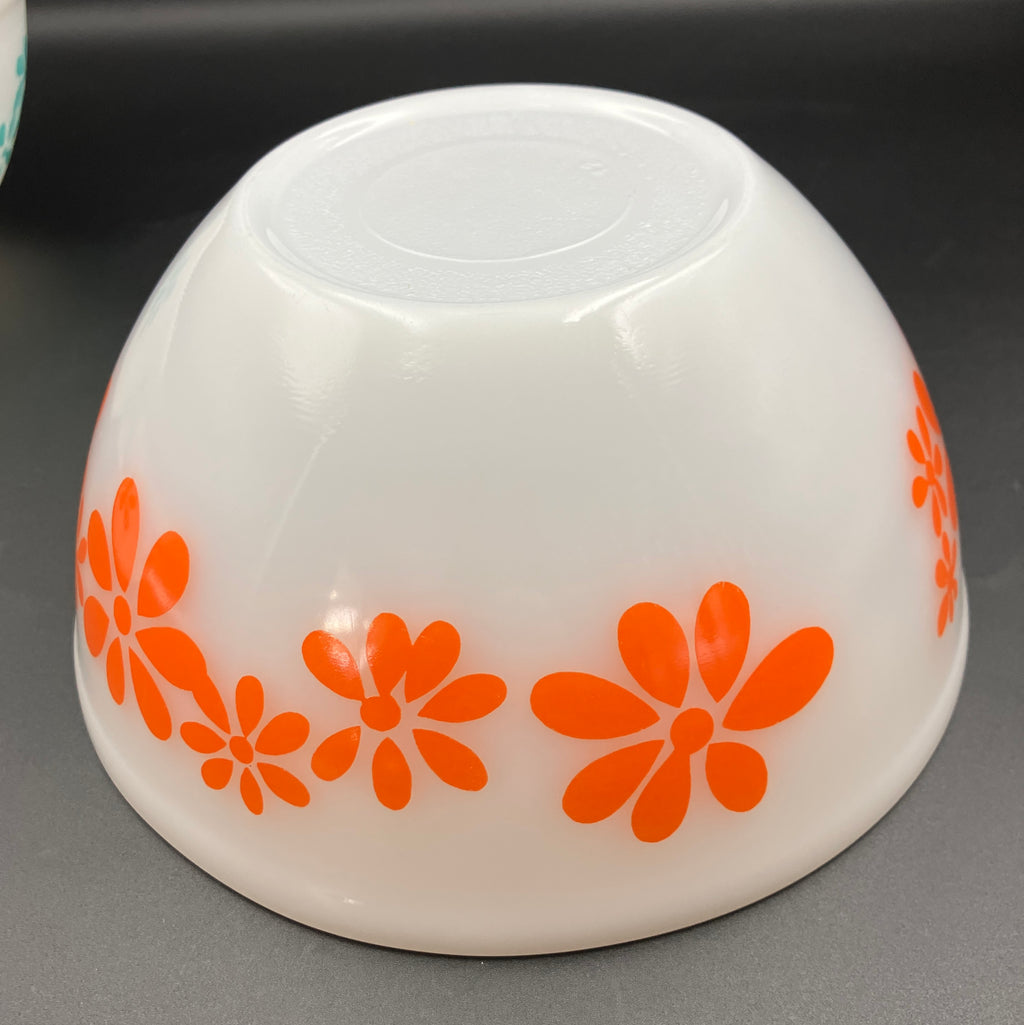 Vintage Pyrex DAISY CHAIN Set of 3 Nesting Mixing Bowls 8” 7” 5”