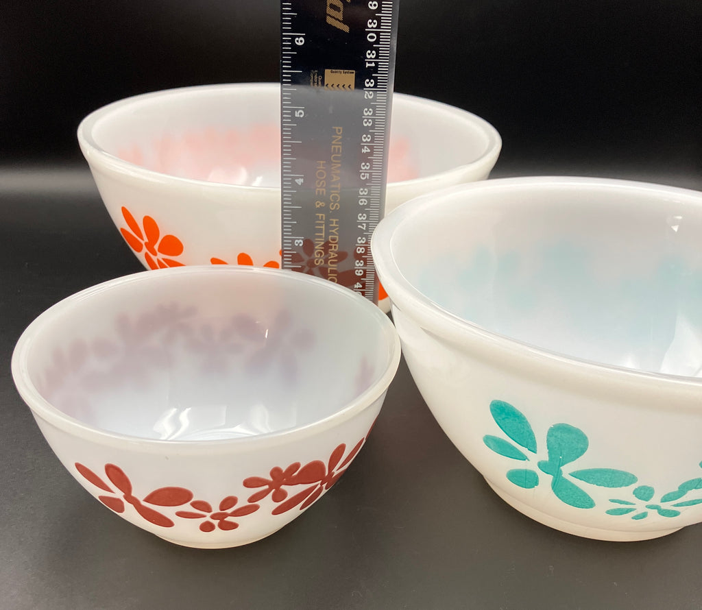 Vintage Pyrex DAISY CHAIN Set of 3 Nesting Mixing Bowls 8” 7” 5”
