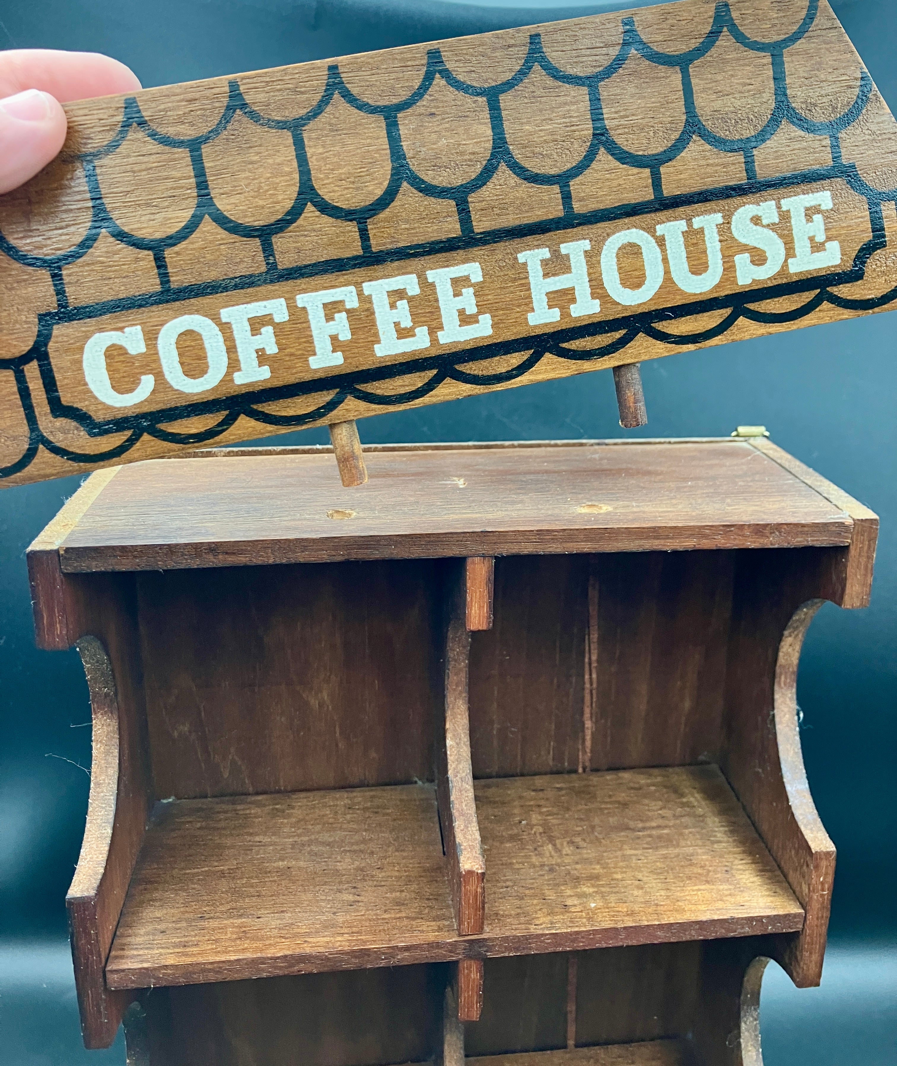 Vintage Mugs Wooden Coffee House with 6 Stoneware Mugs
