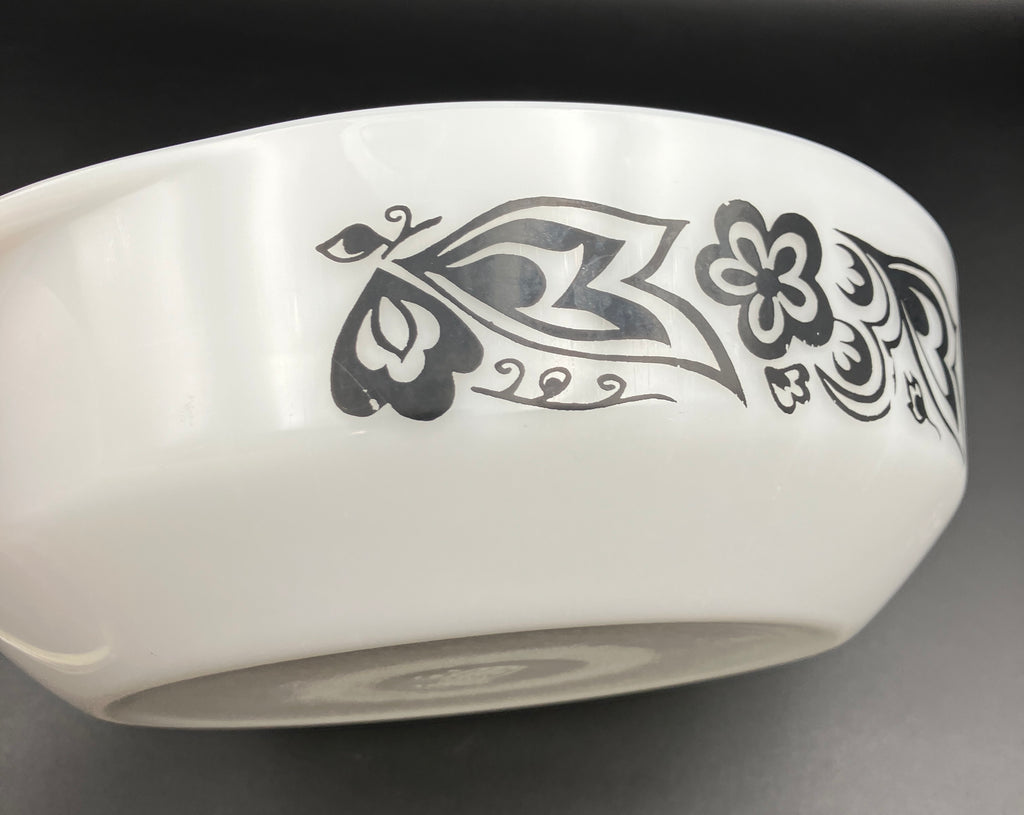 Vintage Pyrex Kite Flower Black Round Casserole Dish With Lid / Please Read Description