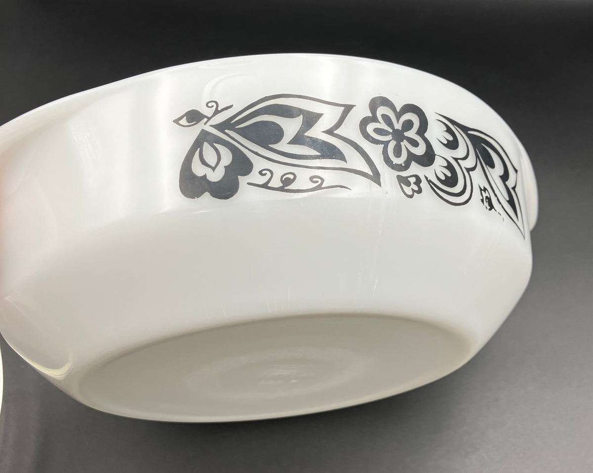 Vintage Pyrex Kite Flower Black Round Casserole Dish With Lid / Please Read Description